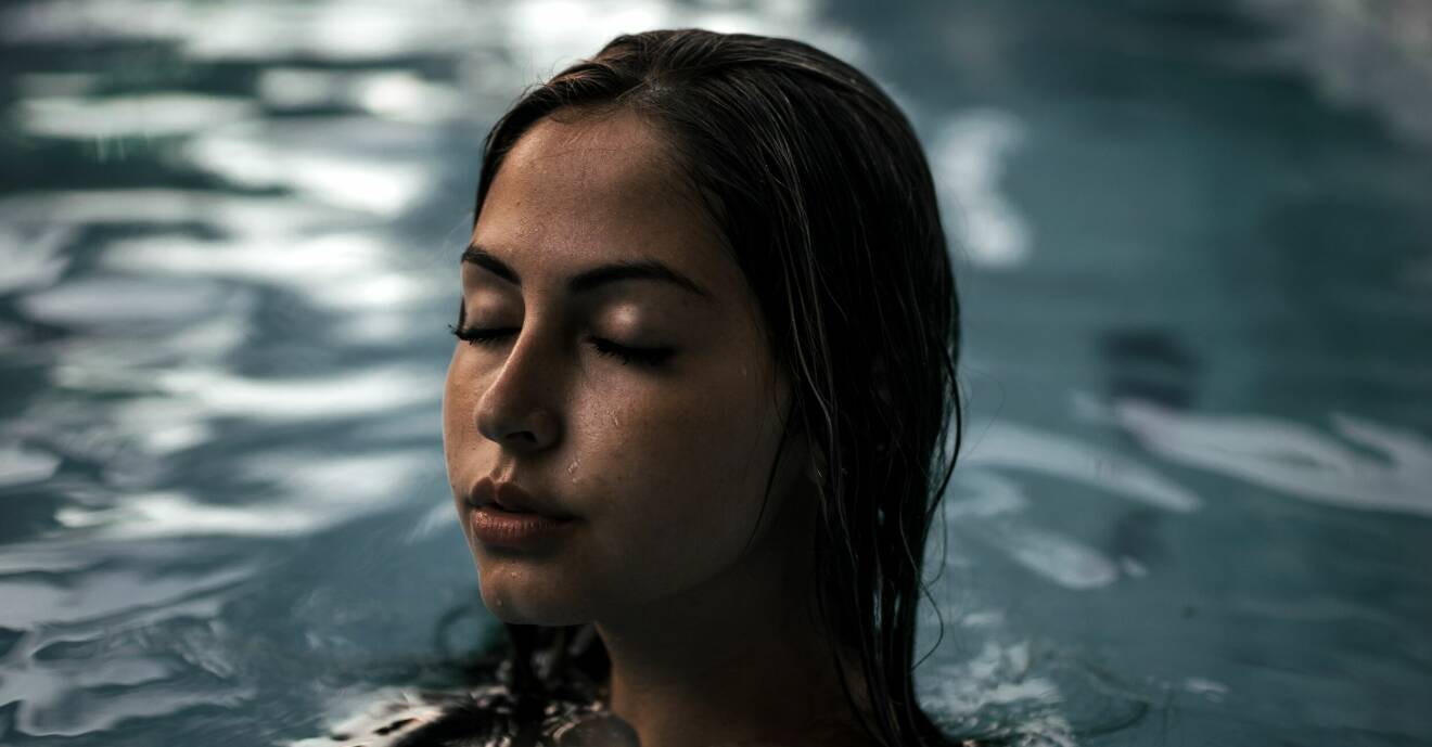 Kvinna som badar i pool