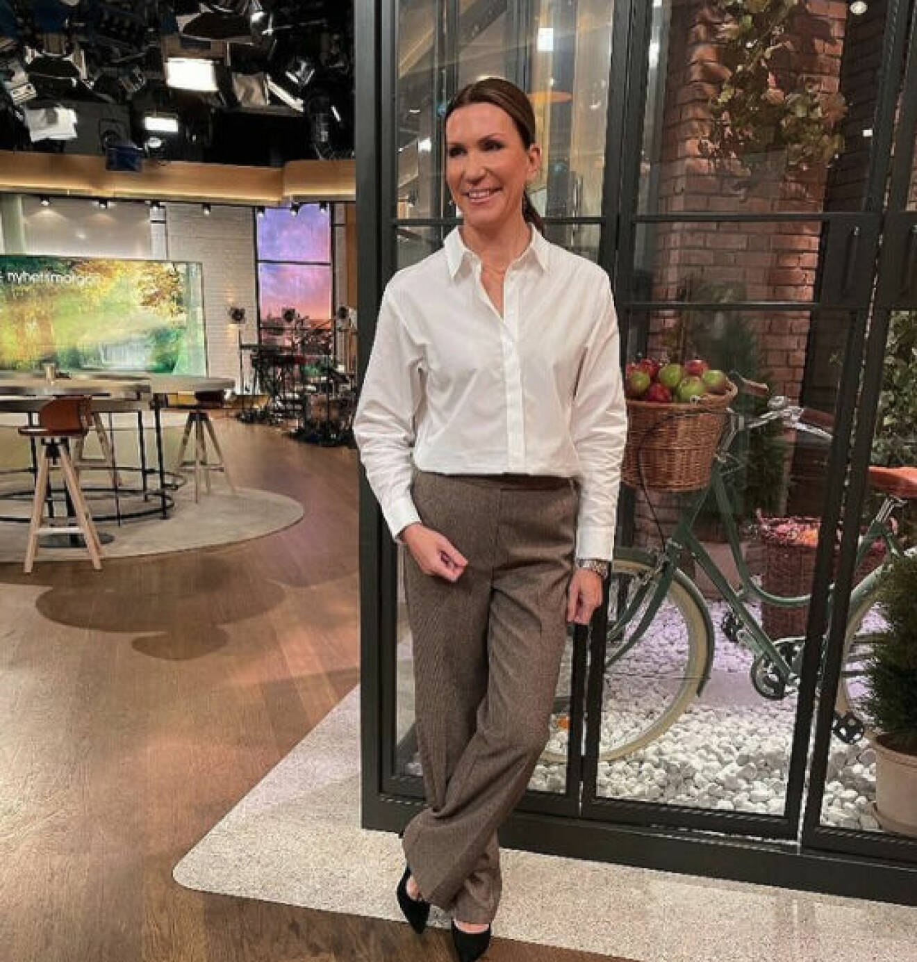 Jenny Alversjö i vit skjorta och bruna kostymbyxor i TV4 Nyhetsmorgon