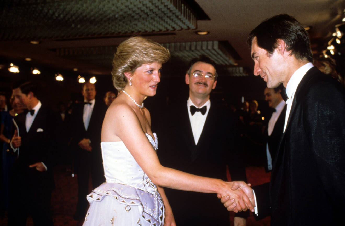 Diana hälsar på Timothy Dalton under filmpremiären.