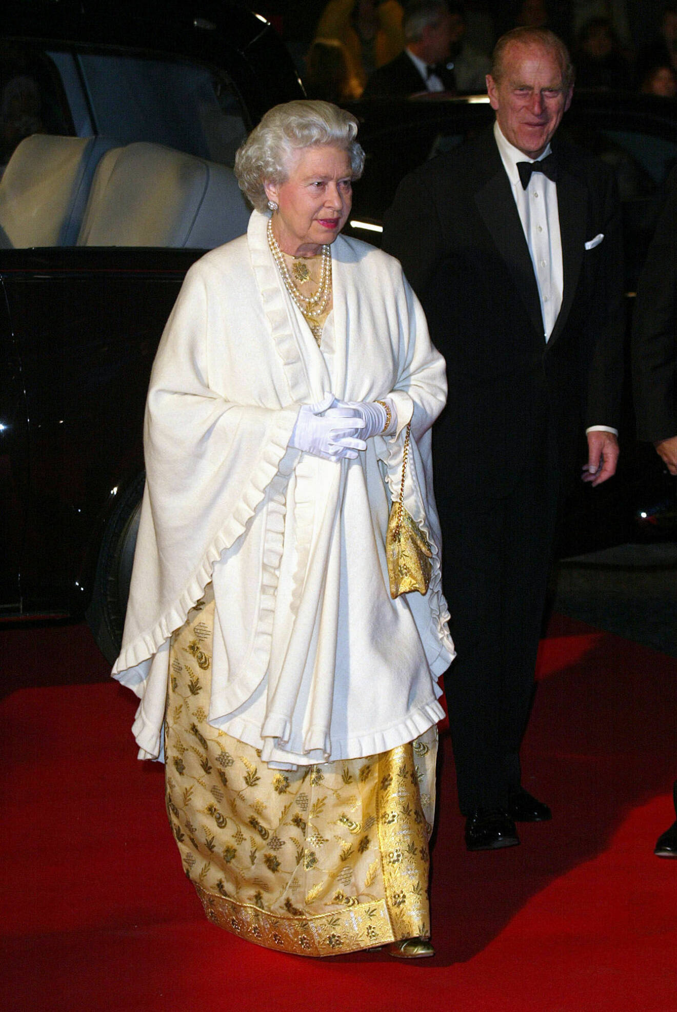 Drottning Elizabeth och prins Philip vid världspremiären av James Bond 2002.