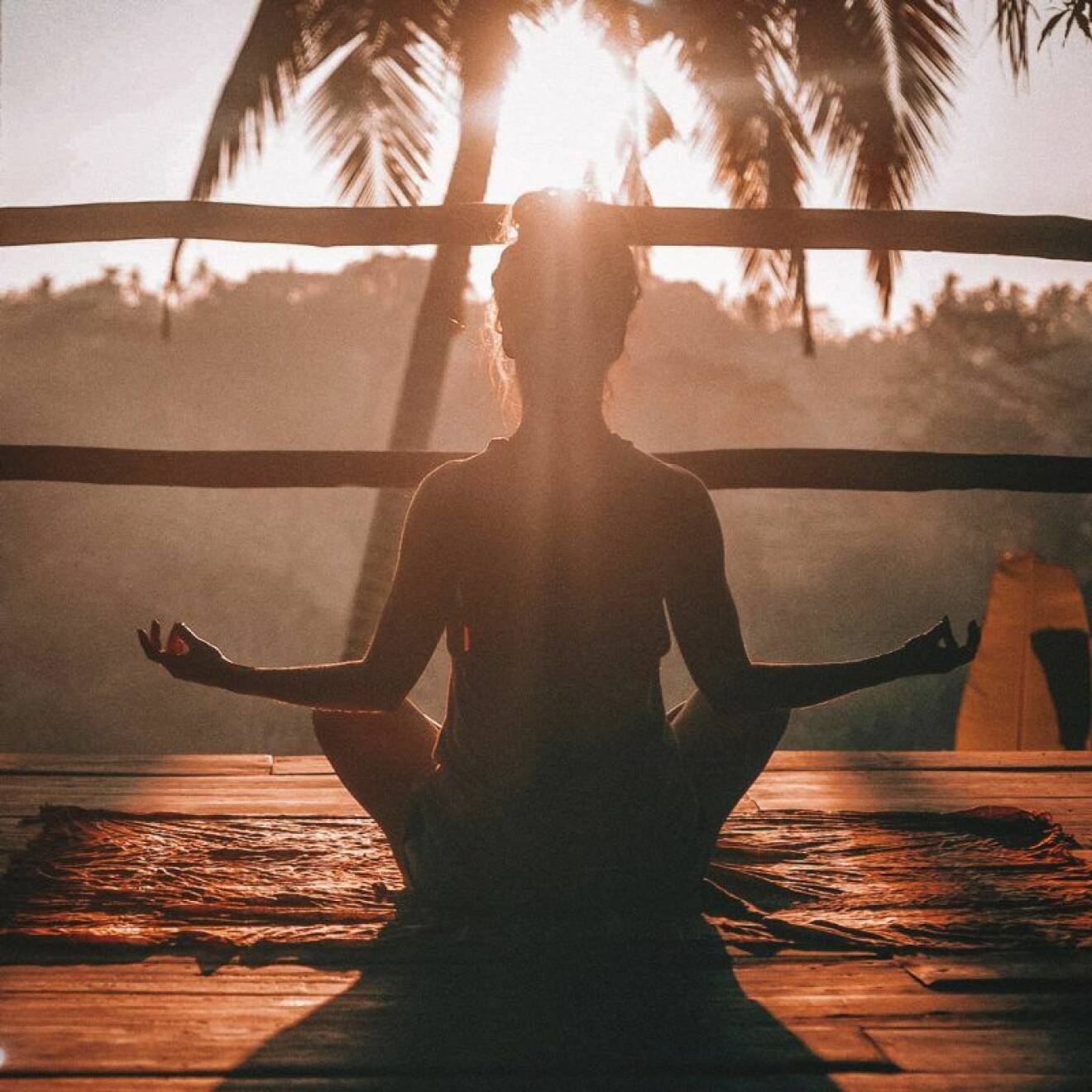 kvinna yogar i solnedgång