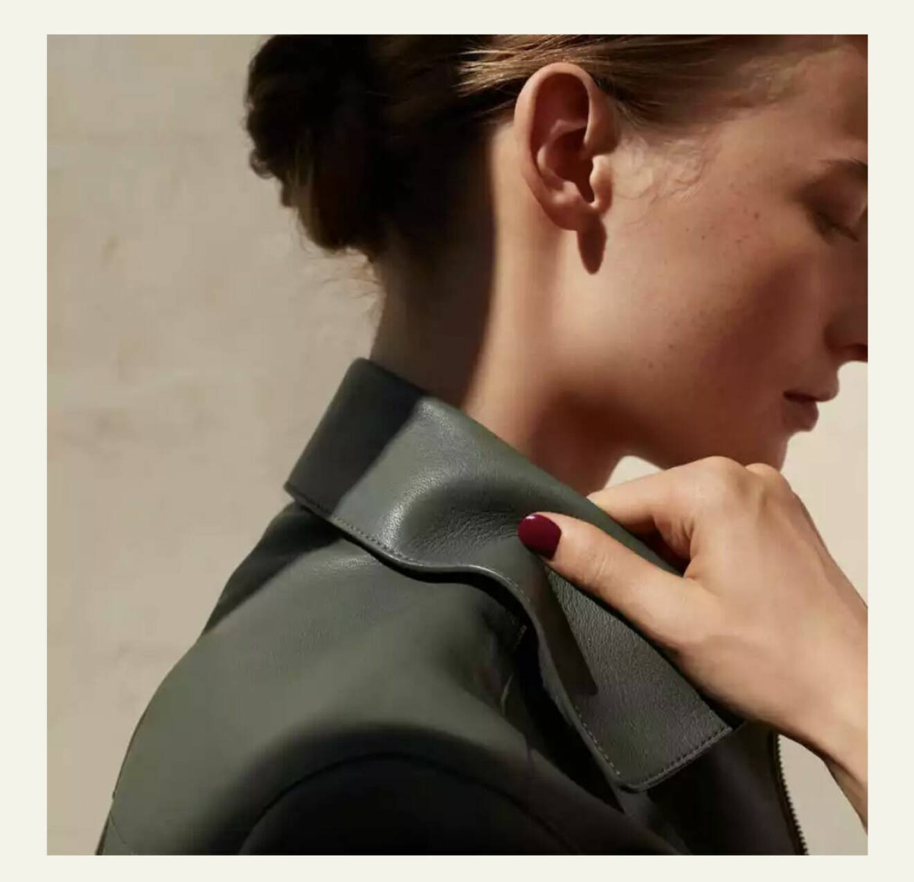 nagellack i nyansen Rouge H från Hermès