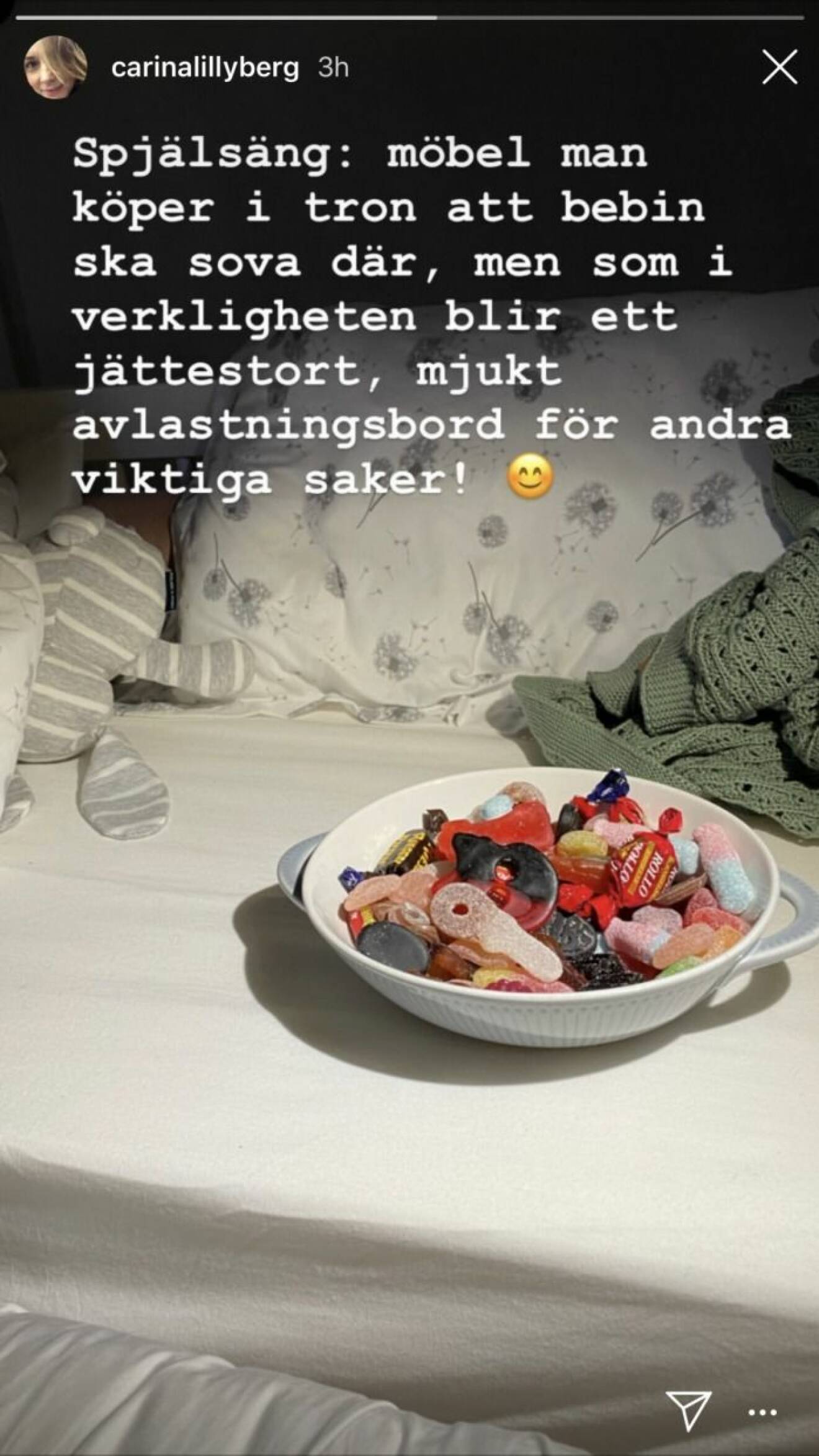 Instagraminlägg av Carina Berg på en spjälsäng och godisskål