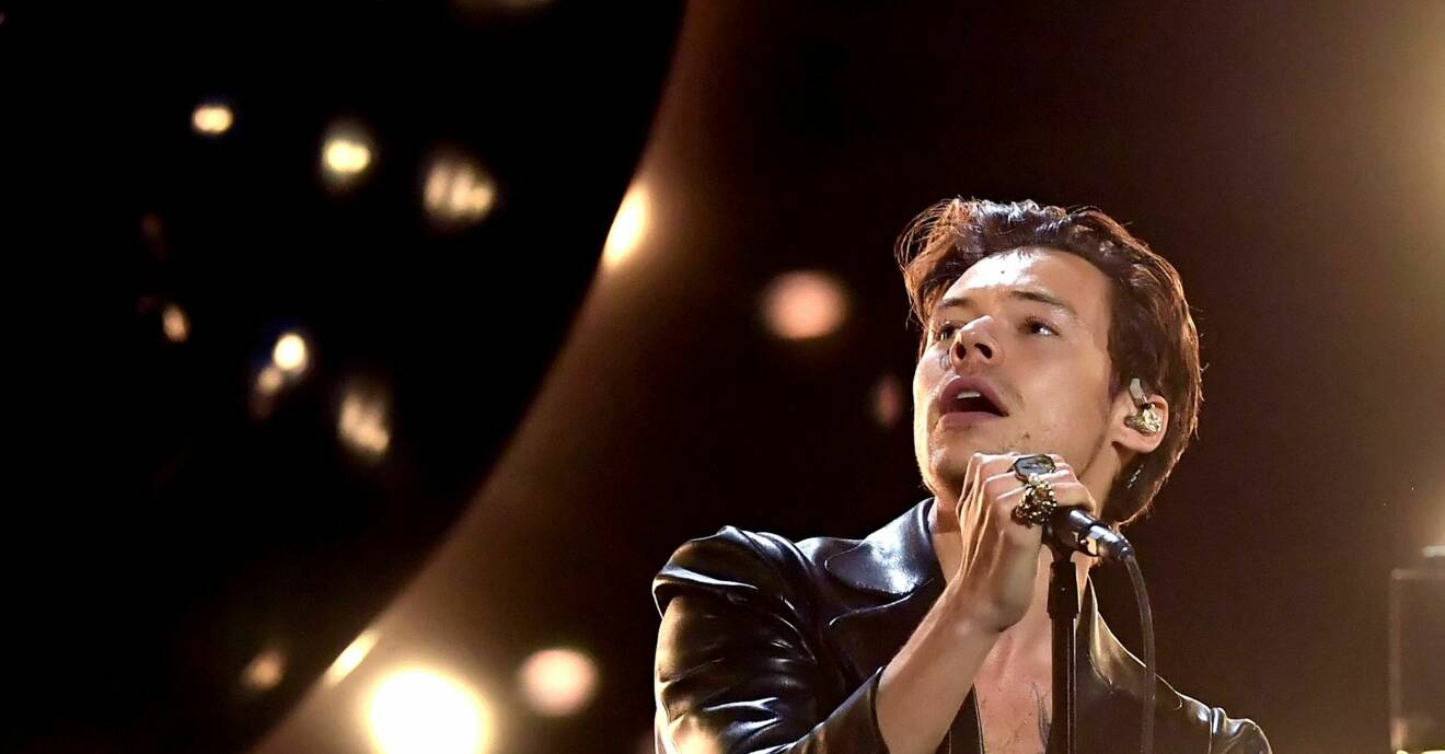 Harry Styles uppträder på Grammy-galan.