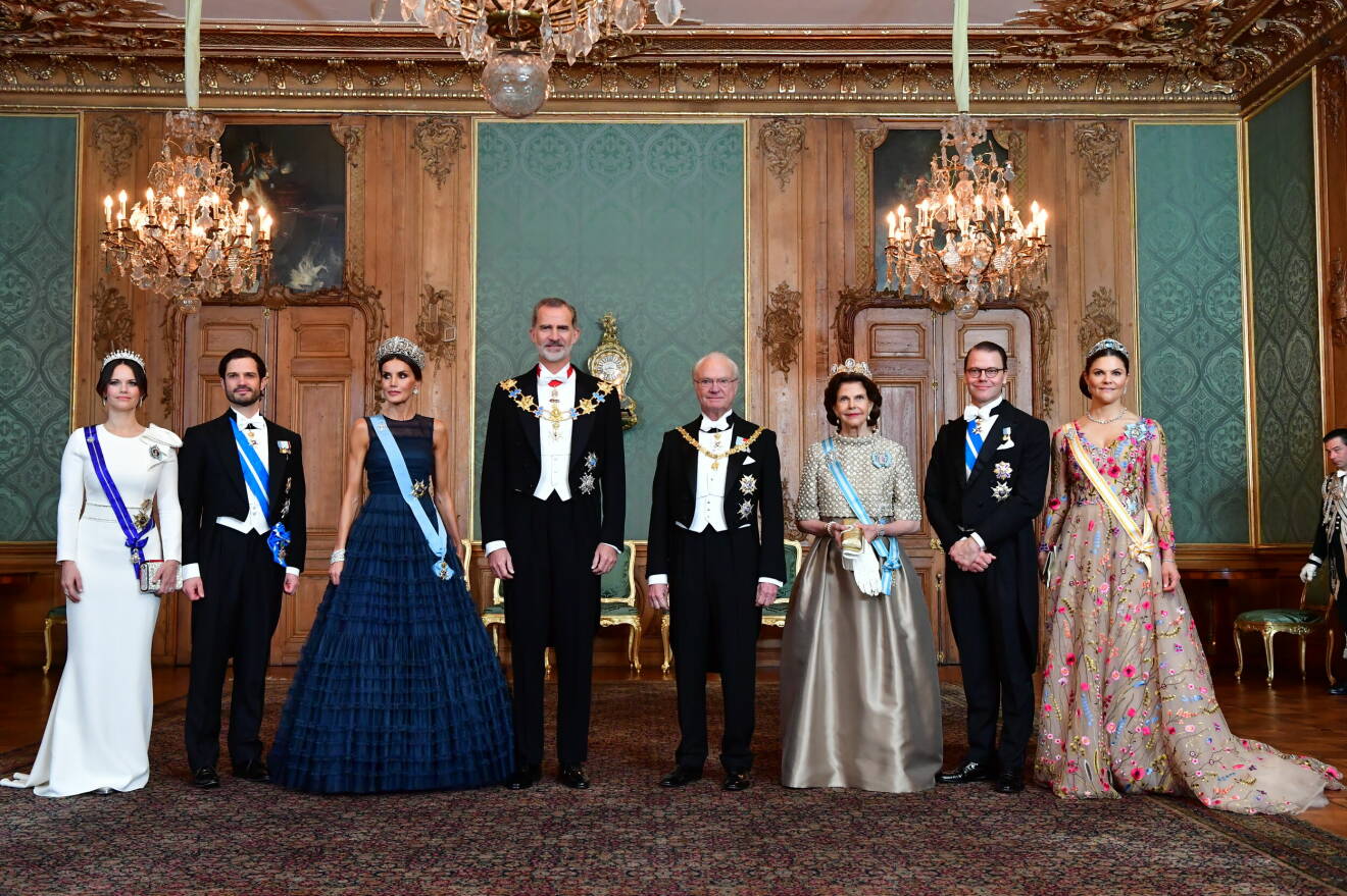 Prinssessan Sofia, prins Carl Philip, drottning Letizia, kung Felipe, kung Carl Gustaf, drottning Silvia, prins Daniel och kronprinsessan Victoria.