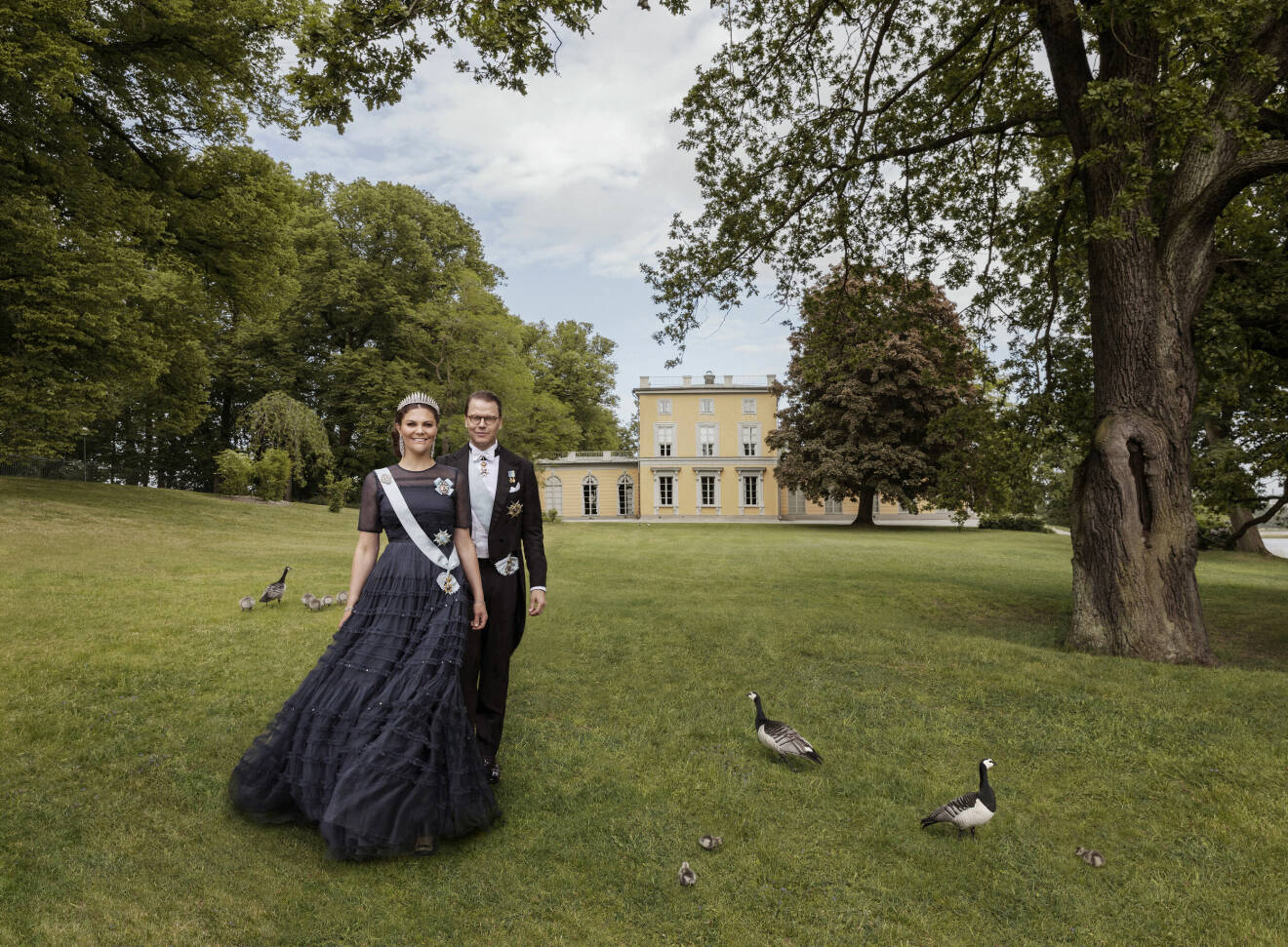 Kronprinsessan Victoria och prins Daniel vid fotograferingen i samband med parets tioåriga bröllopsdag 2020.