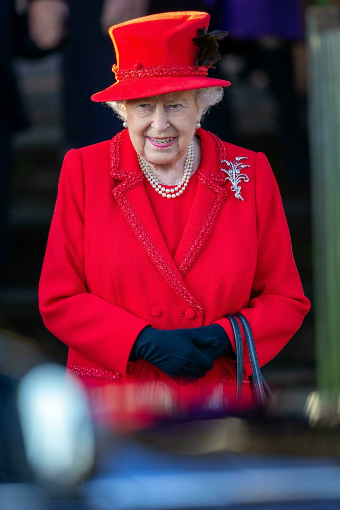 Drottning Elizabeth i röd julkappa.