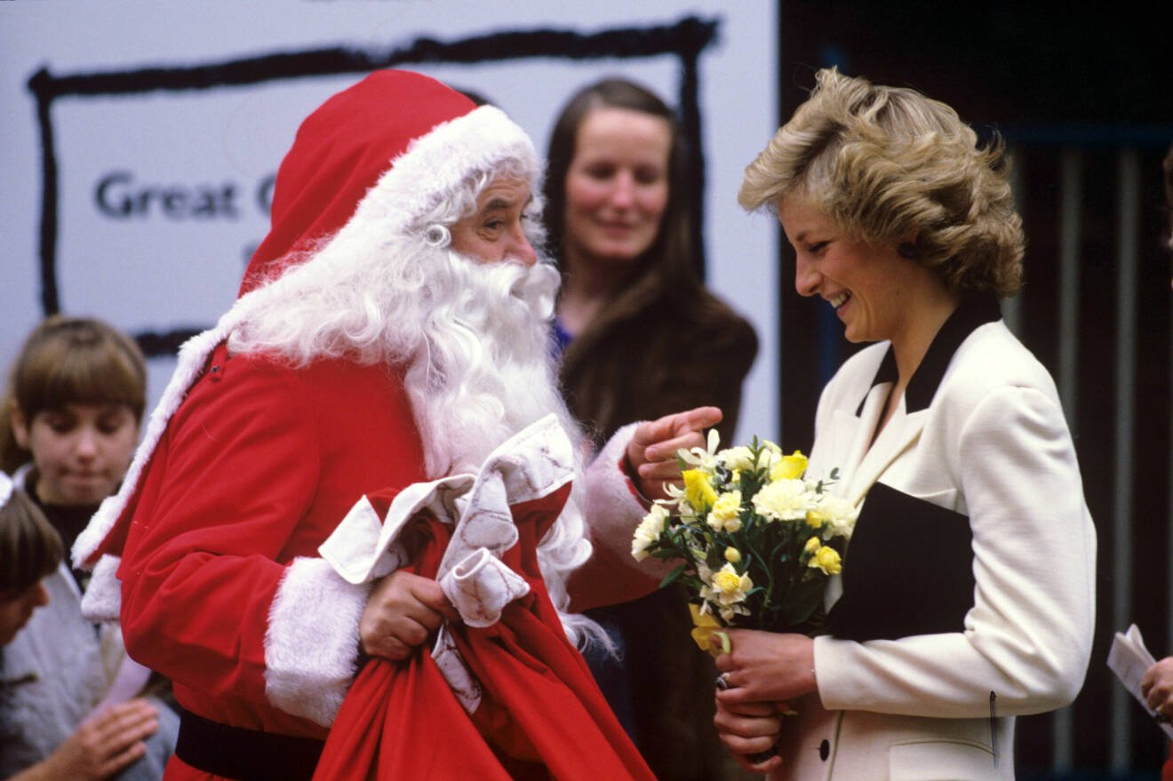 Diana, prinsessan av Wales träffar en jultomte.