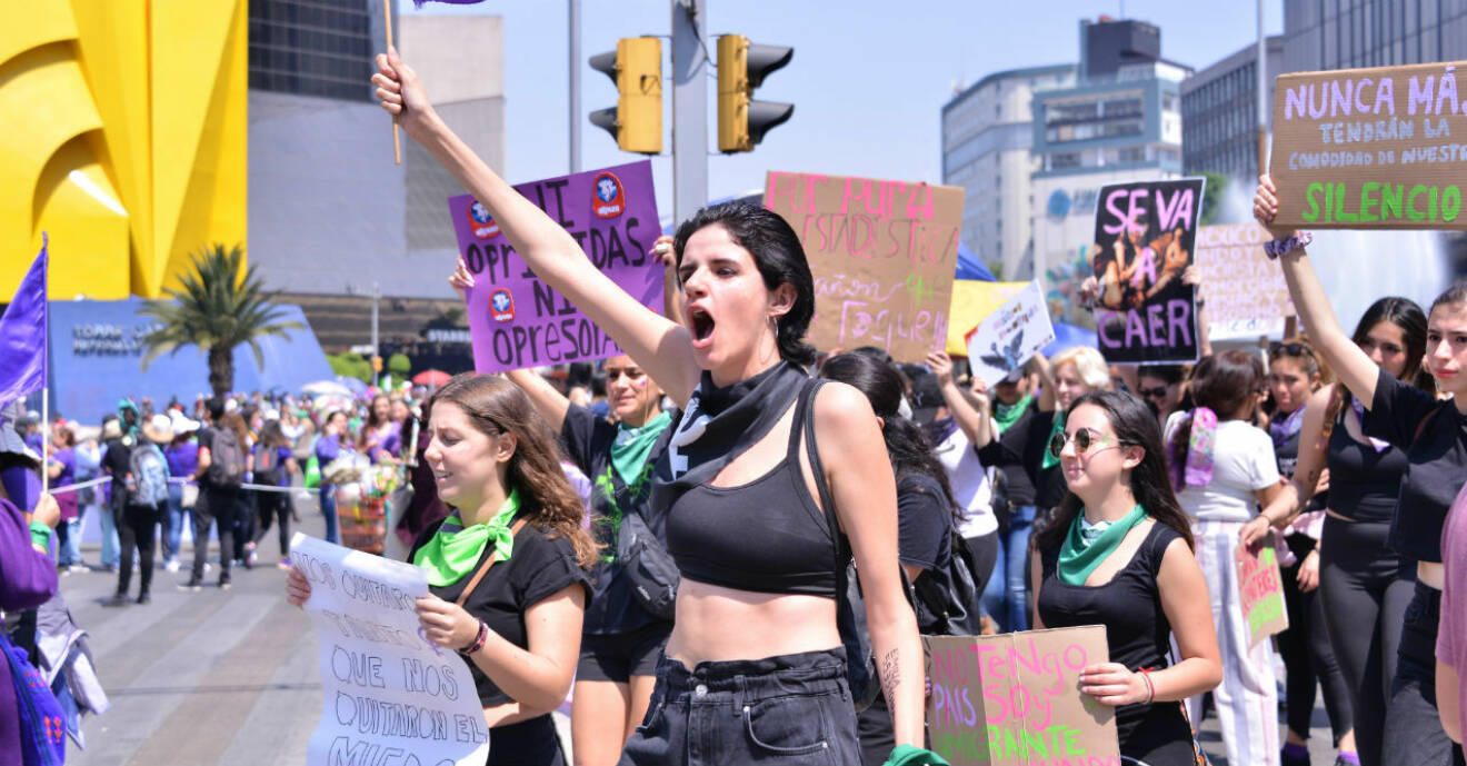 Kvinnor i Mexiko protesterar mot våldet.