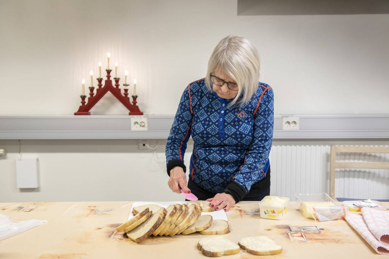 Elise Lindqvist brer smörgåsar med ost inför natten på Malmskillnadsgatan.