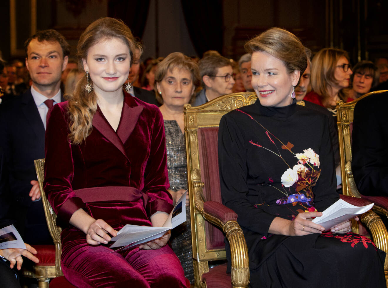 Prinsessan Elisabeth med mamma drottning Mathilde vid en julkonsert i Bryssel.