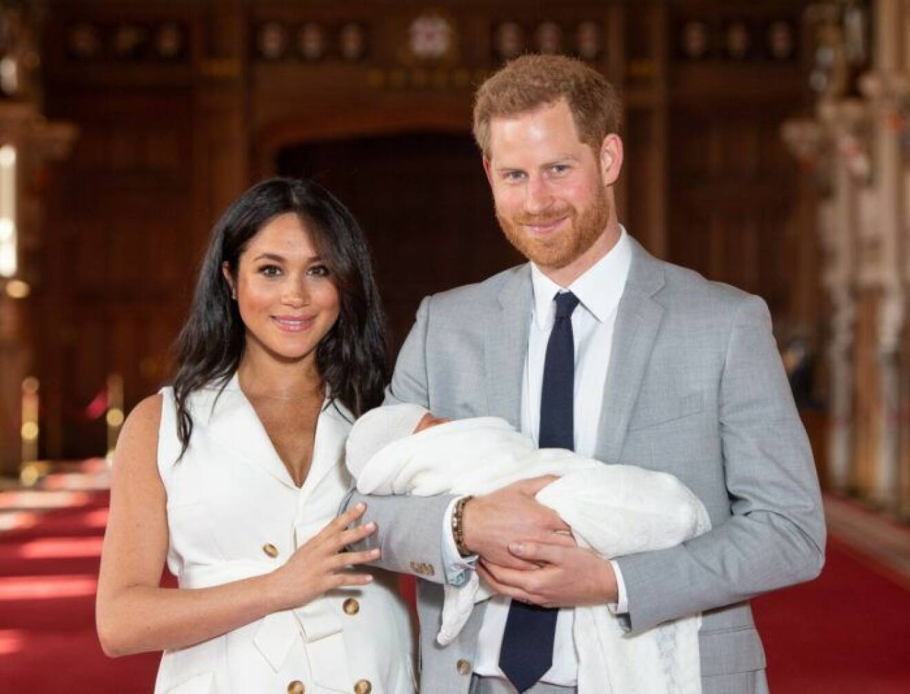 Meghan och Harry visar upp nyfödda sonen Archie.
