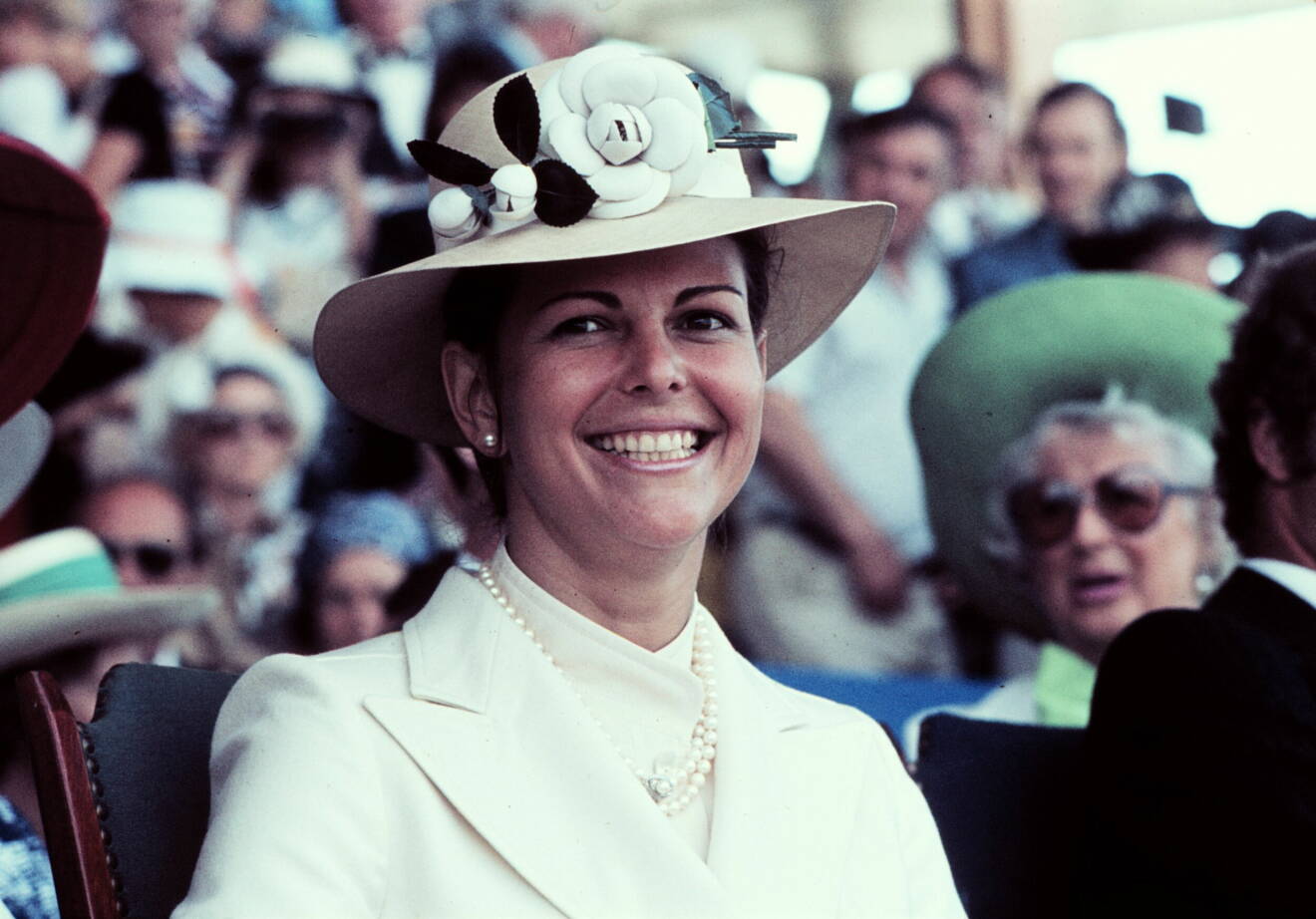 Drottning Silvia i vit hatt med detaljer.