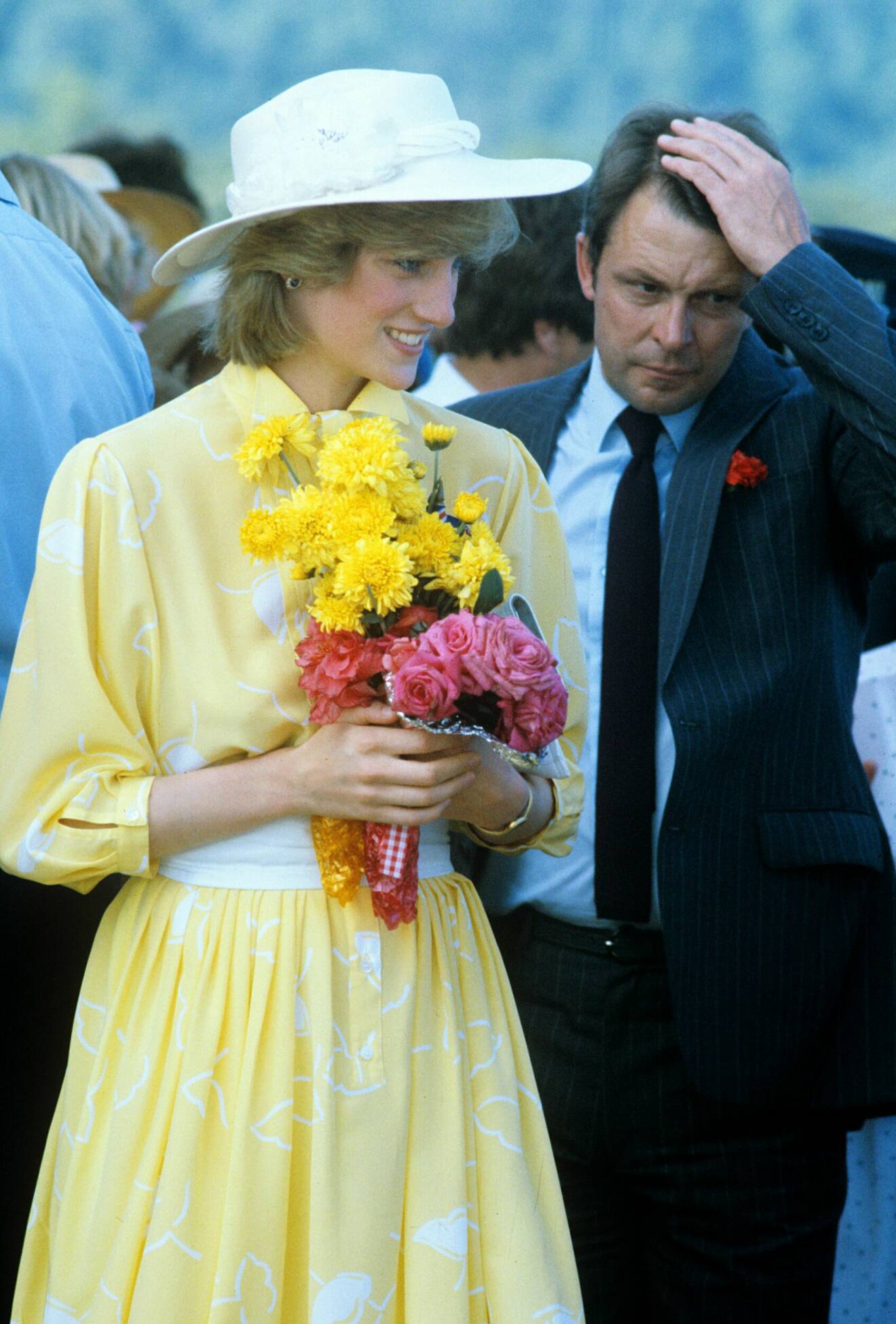 Diana i gul klänning och vit hatt 1983.