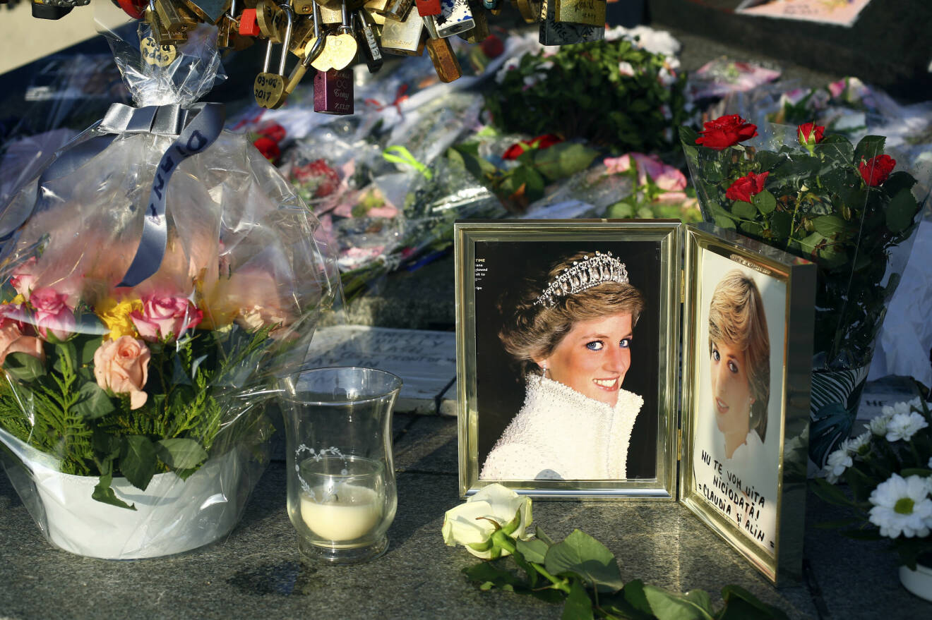 Prinsessan Diana sörjs av en hel värld när hon dör i bilolycka 31 augusti 1997.