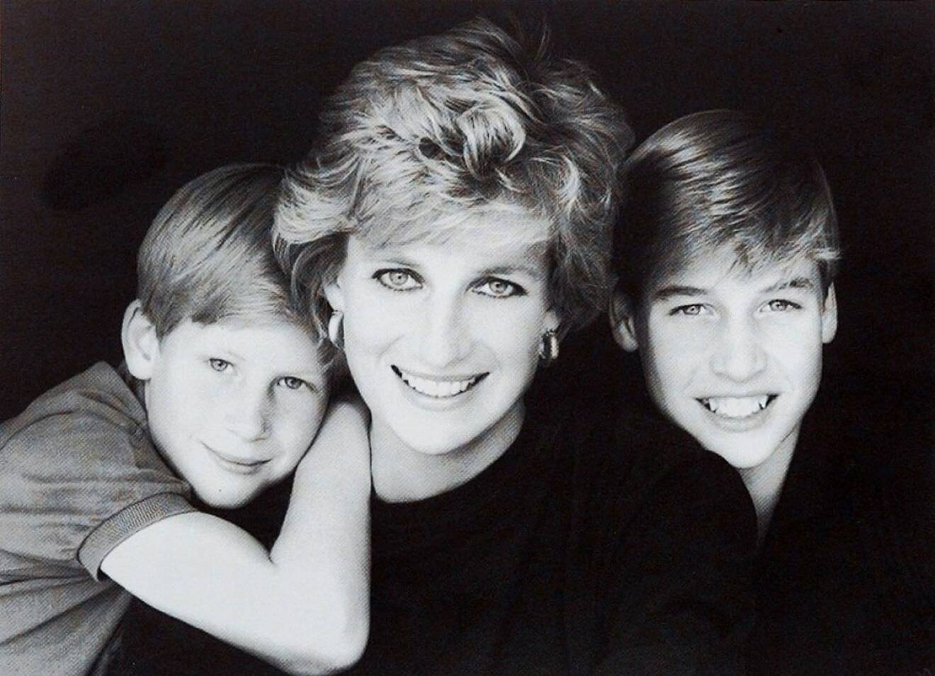 Lady Diana med sina prinsar Harry och William.