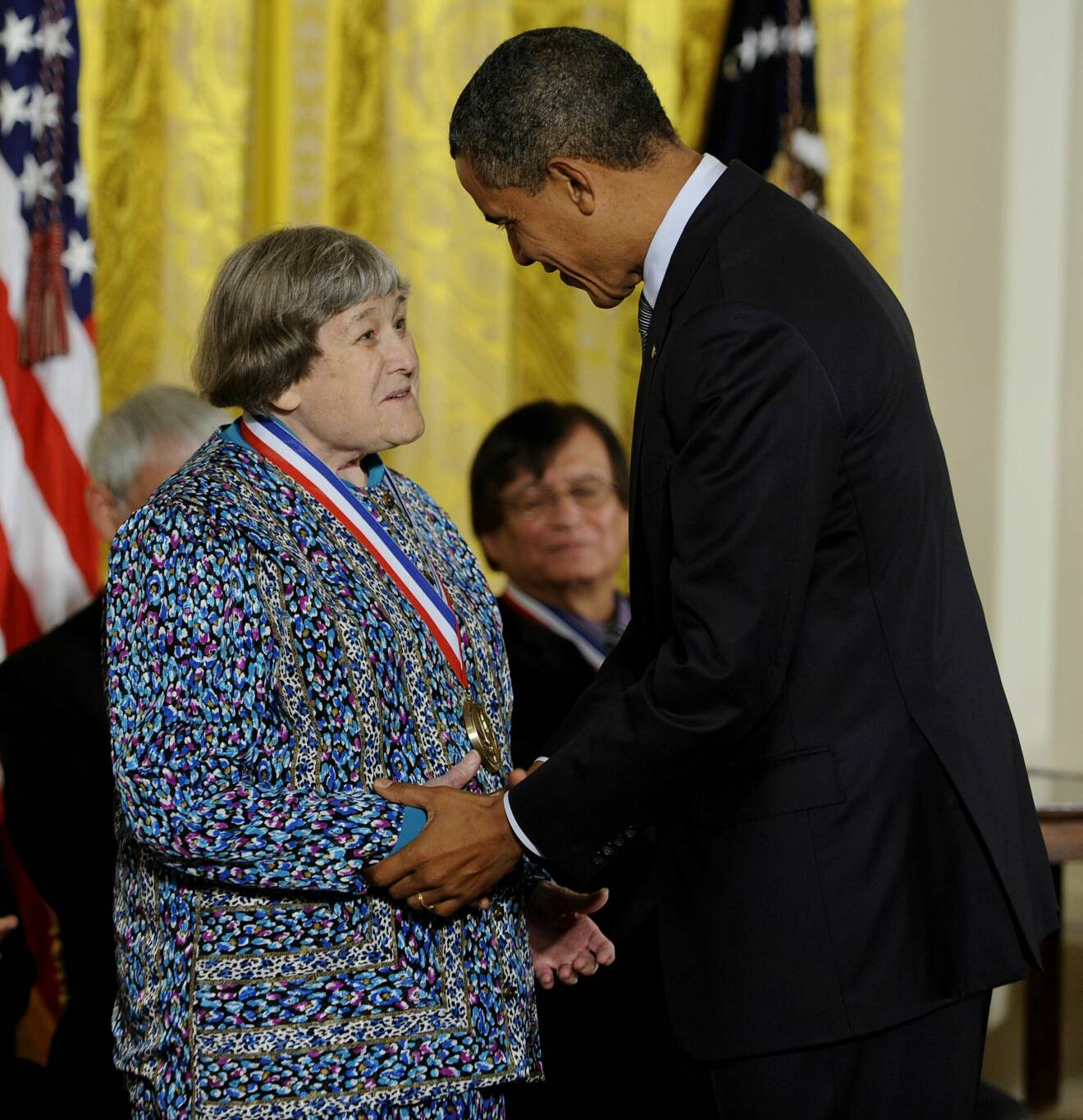 Rymdforskaren Yvonne Brill tar emot medalj ur Barack Obamas hand.