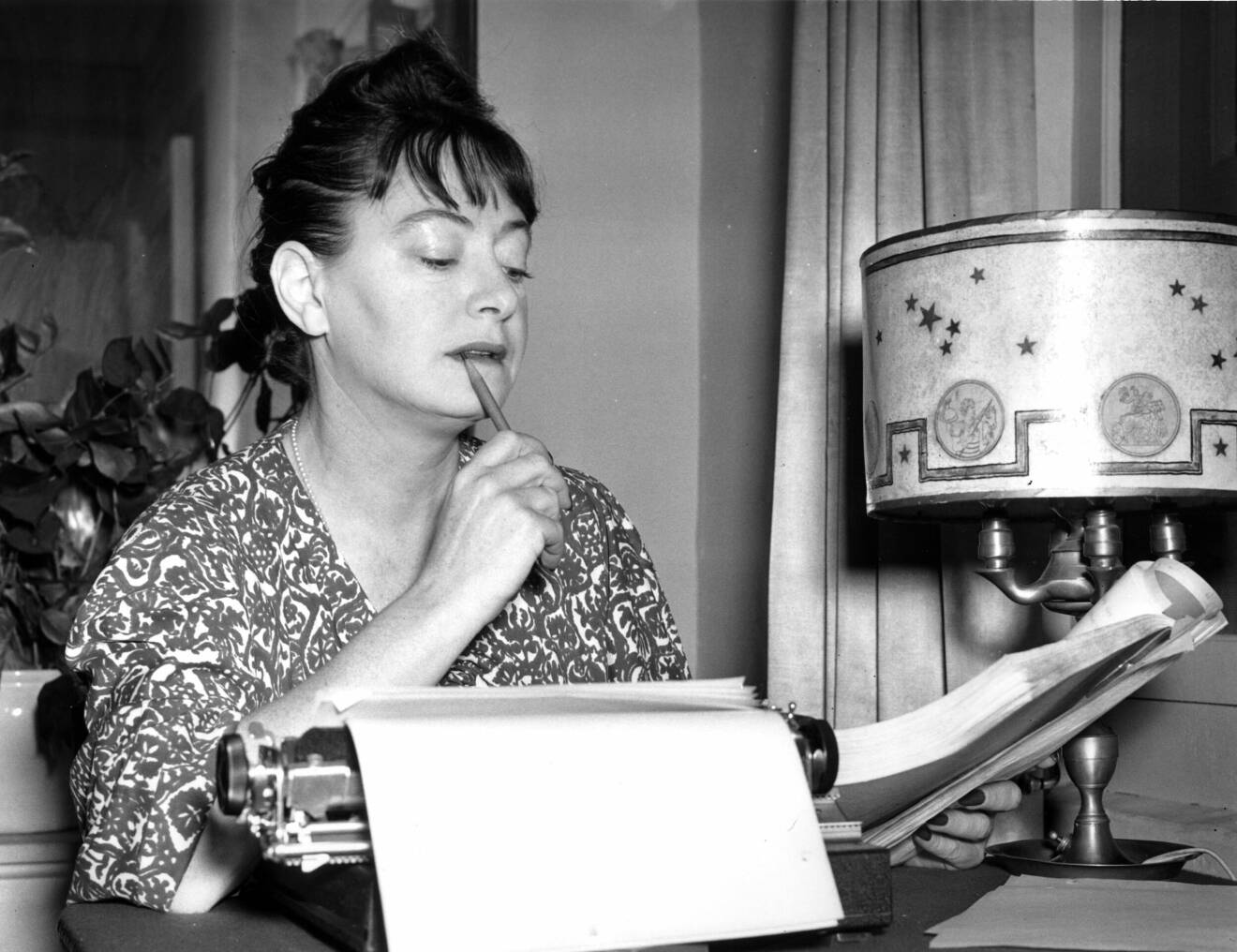 Dorothy Parker vid sin skrivmaskin i New York.