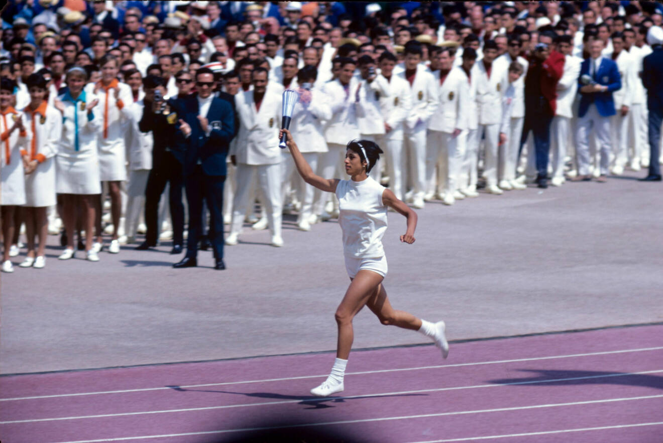 Enriqueta Basilio från Mexiko tänder OS-elden i Mexiko City 1968.