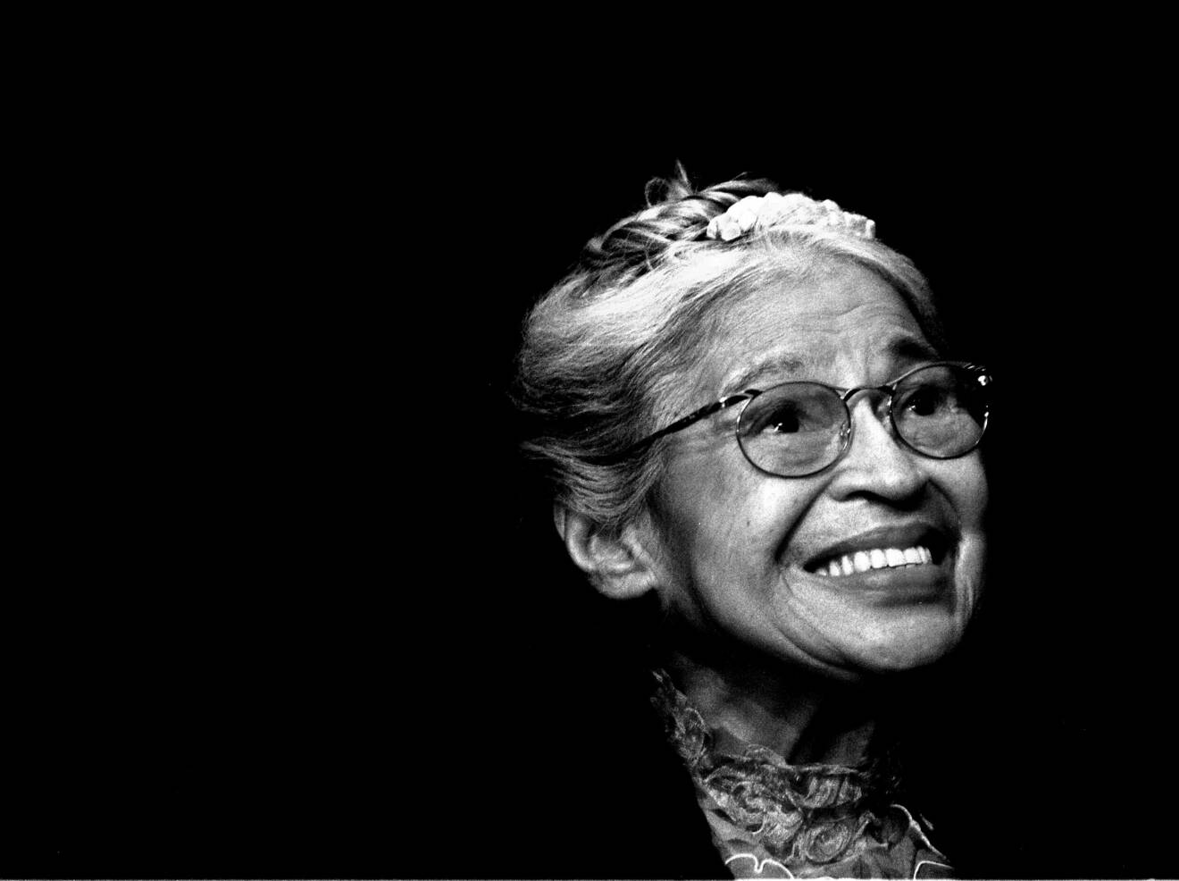 Rosa Parks blev historisk 1955 när hon vägrade lämna sin plats åt en vit man på bussen.