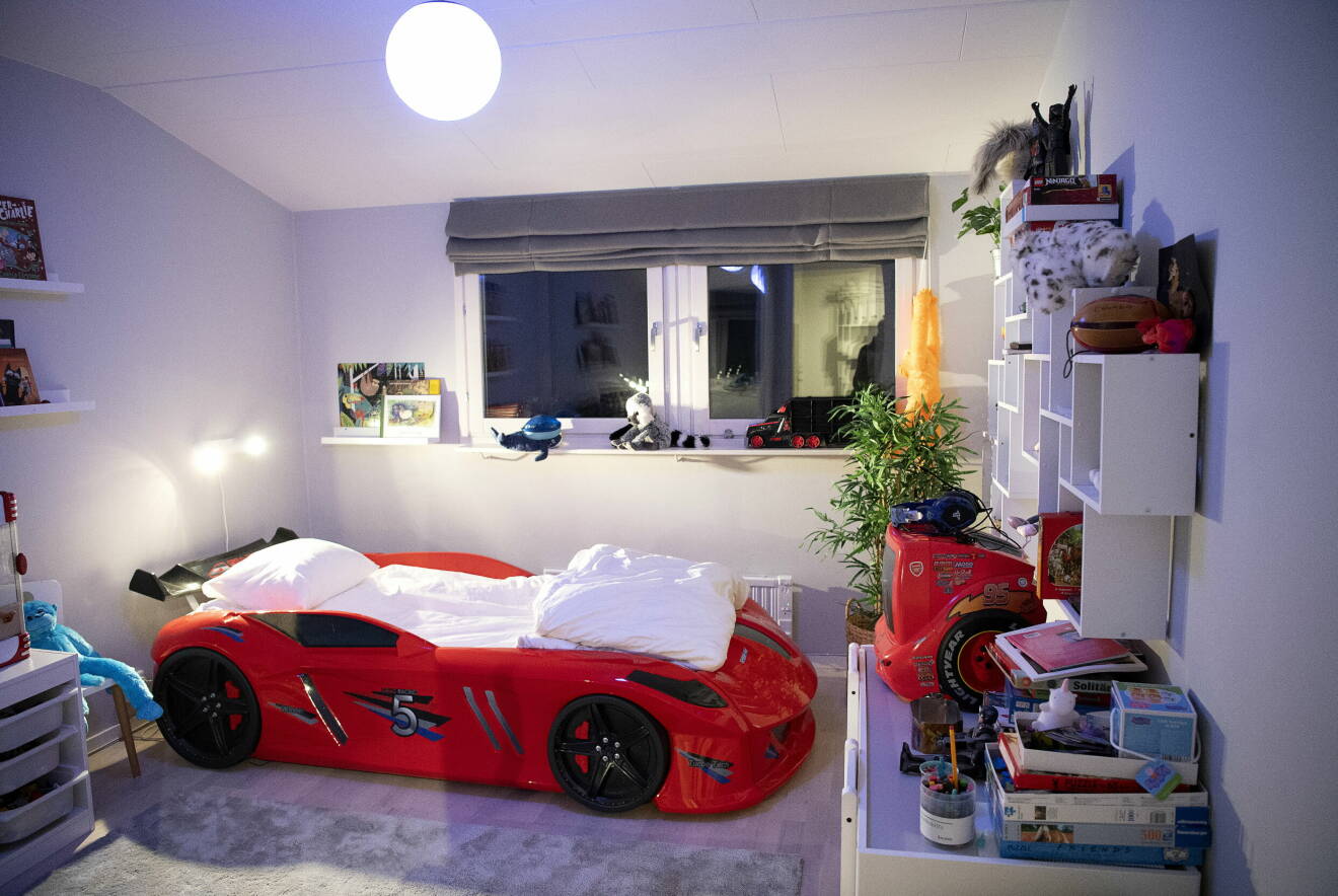 barnrum med säng som ser ut som en röd bil