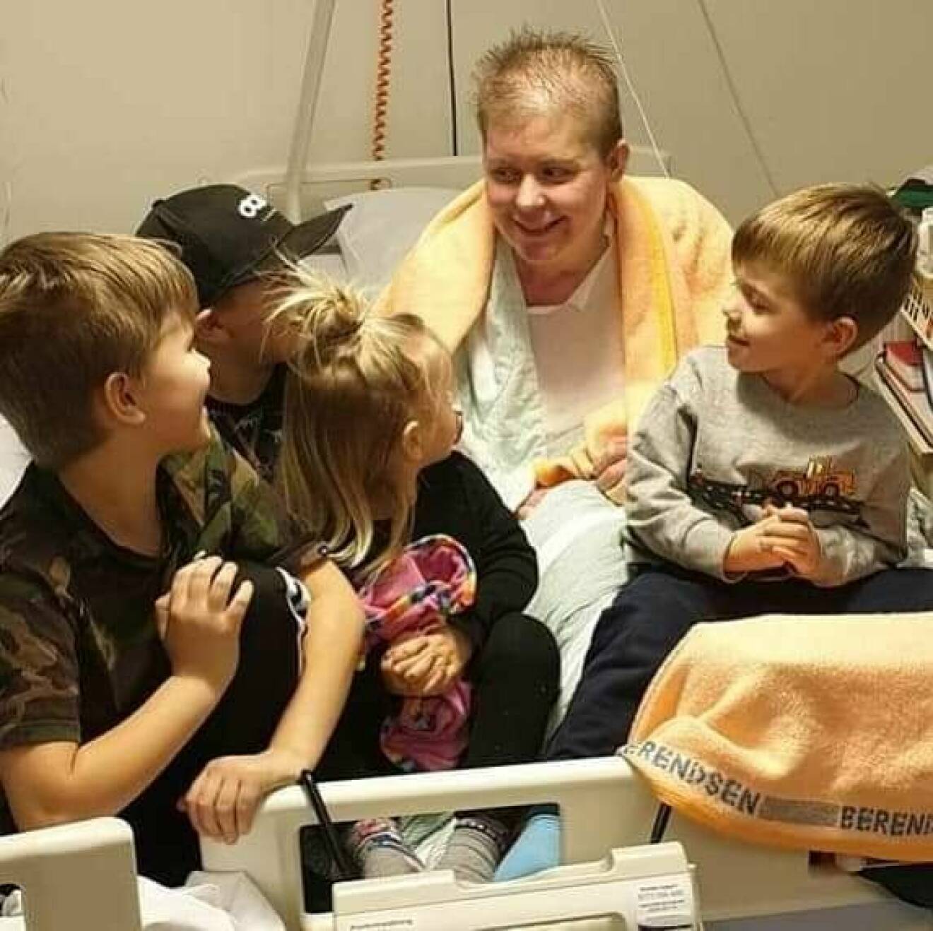 Emma Schols på sjukhuset med barnen.