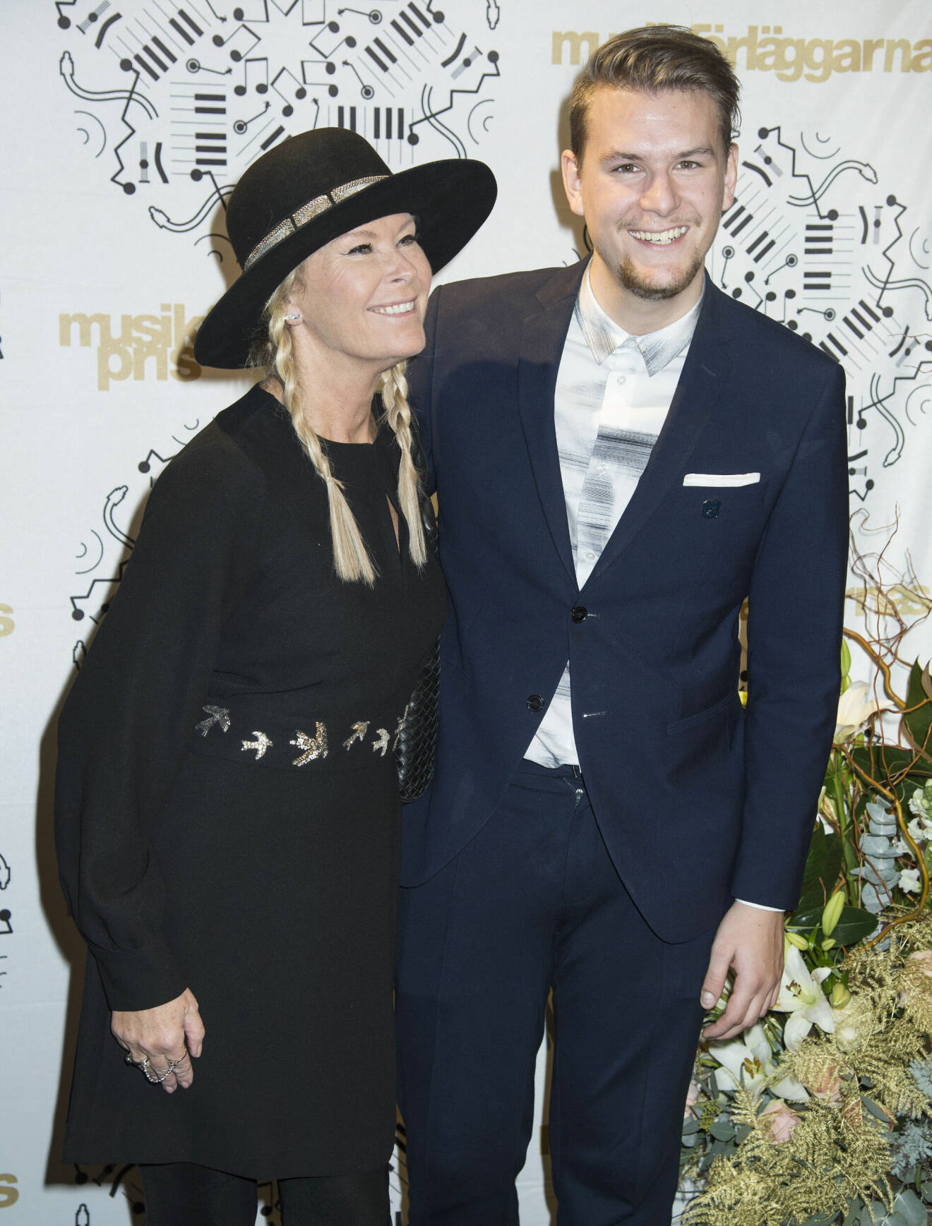 Efva Attling med sonen Simon Strömstedt på utdelningen av Musikförläggarnas pris.