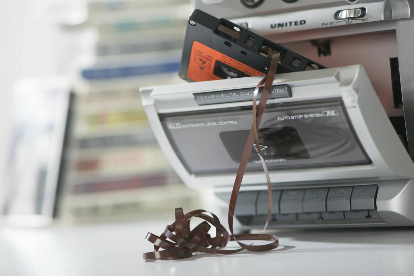 Bandspelare med trasslat kassettband.
