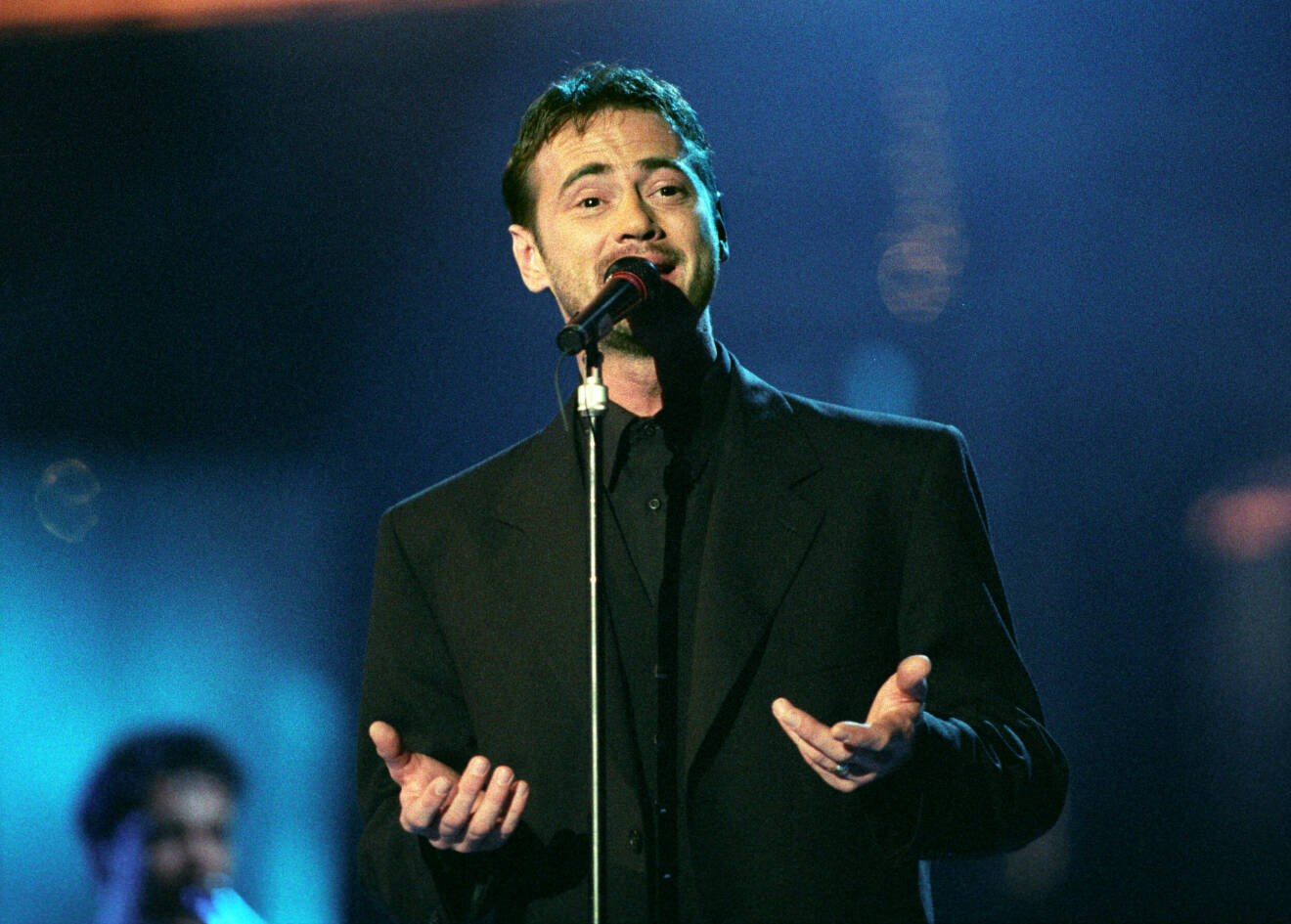 Christer Björkman sjunger i Melodifestivalen.