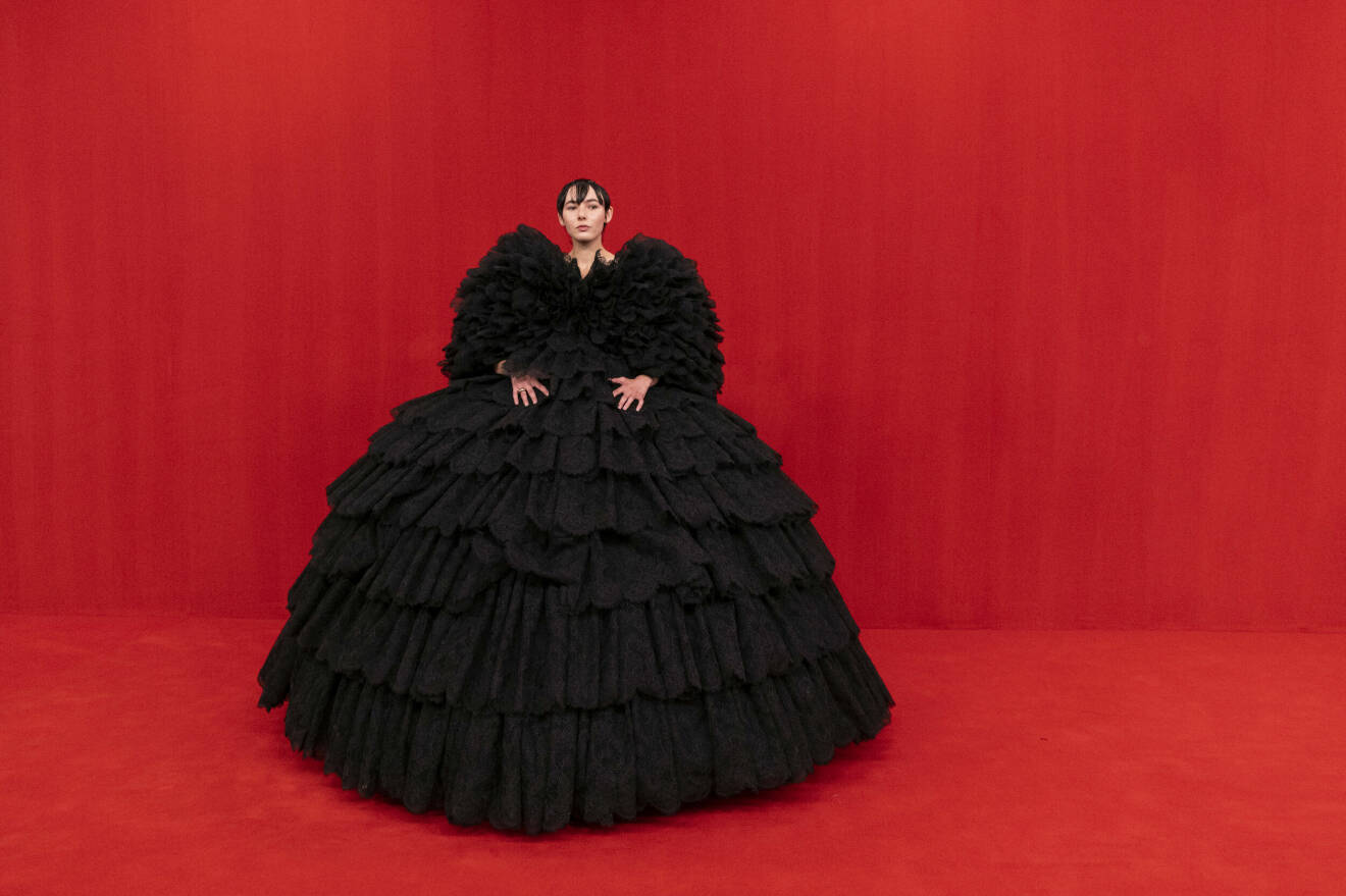 svart coutureklänning Balenciaga ss 22