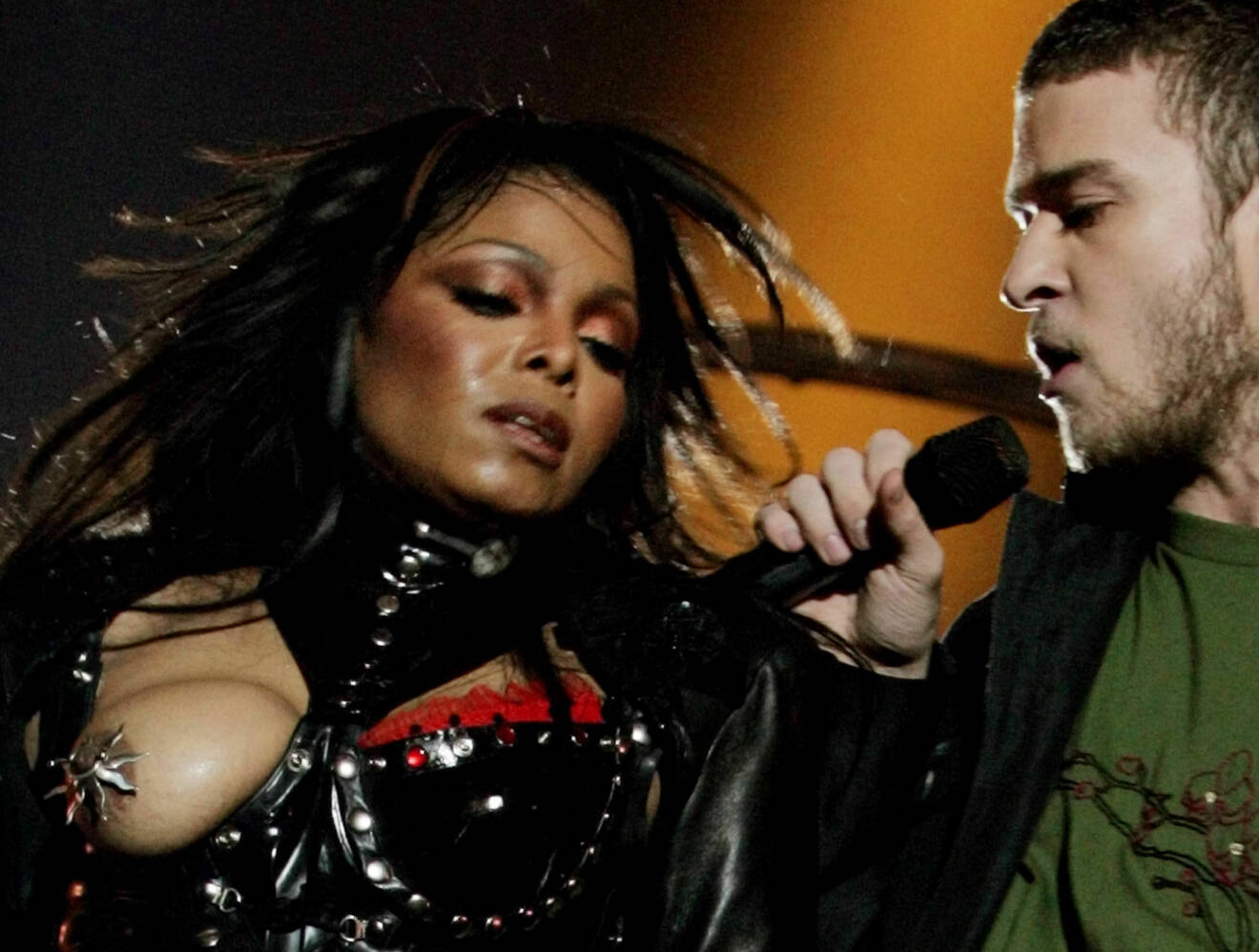 Janet Jackson blottade med hjälp av Justin Timberlake bröstet under Super Bowl 2004.