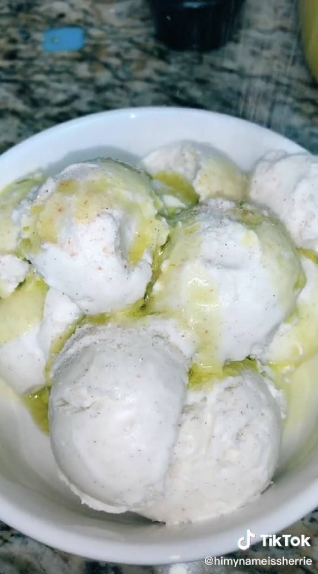Vaniljglass med olivolja och salt i en video på Tiktok