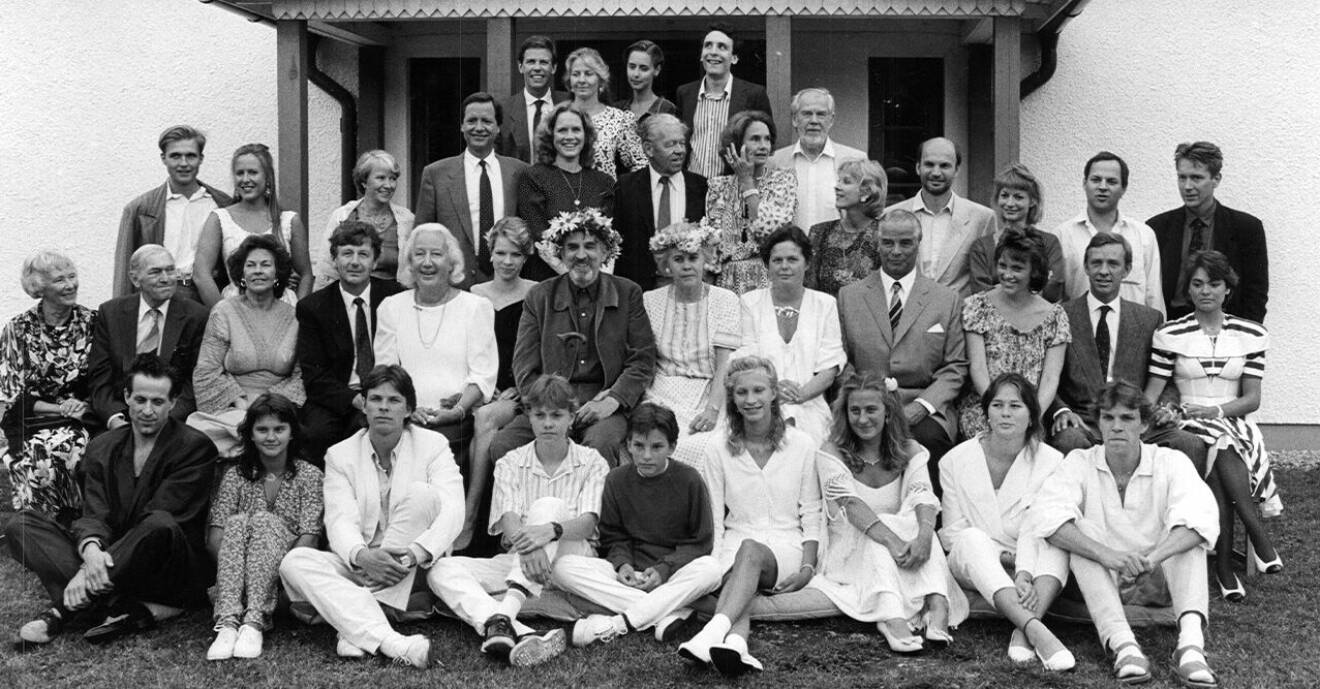 Ingmar Bergman, författare regissör Sverige, fyller 70 år. Firar med kalas för familj, vänner och kollegor, på Fårö. 1988