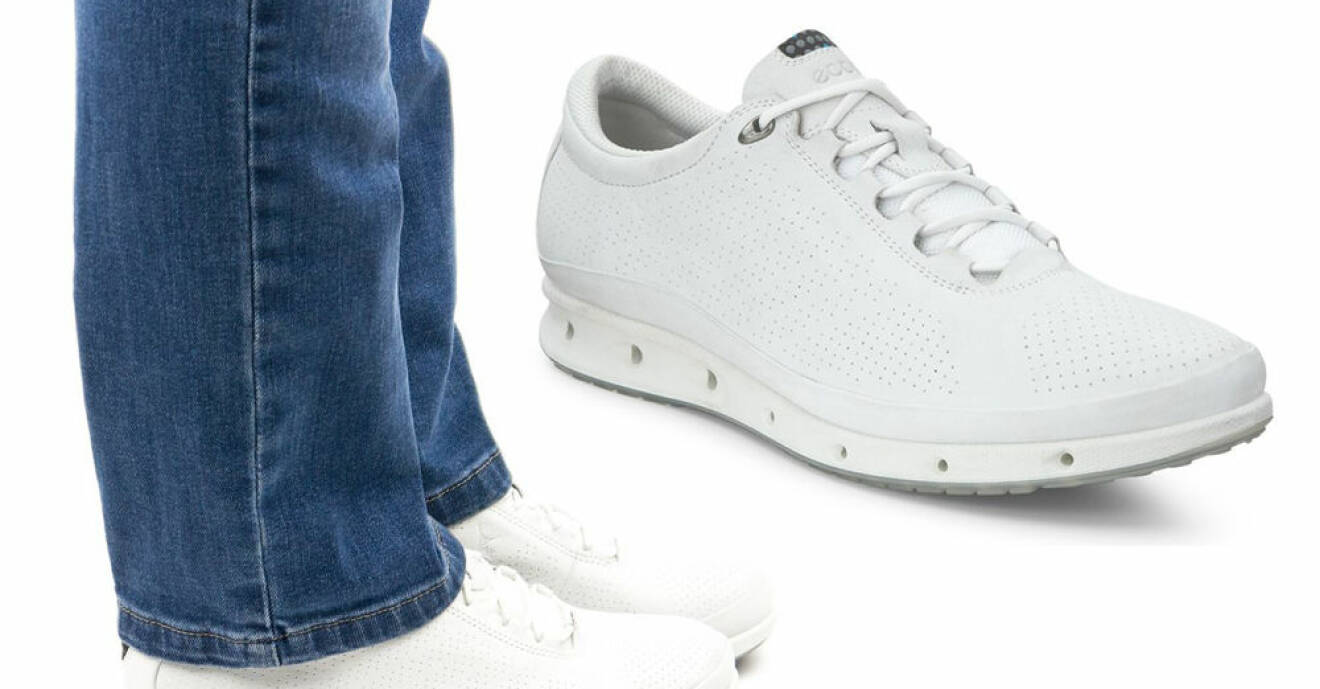 person i blåa jeans och vita sneakers
