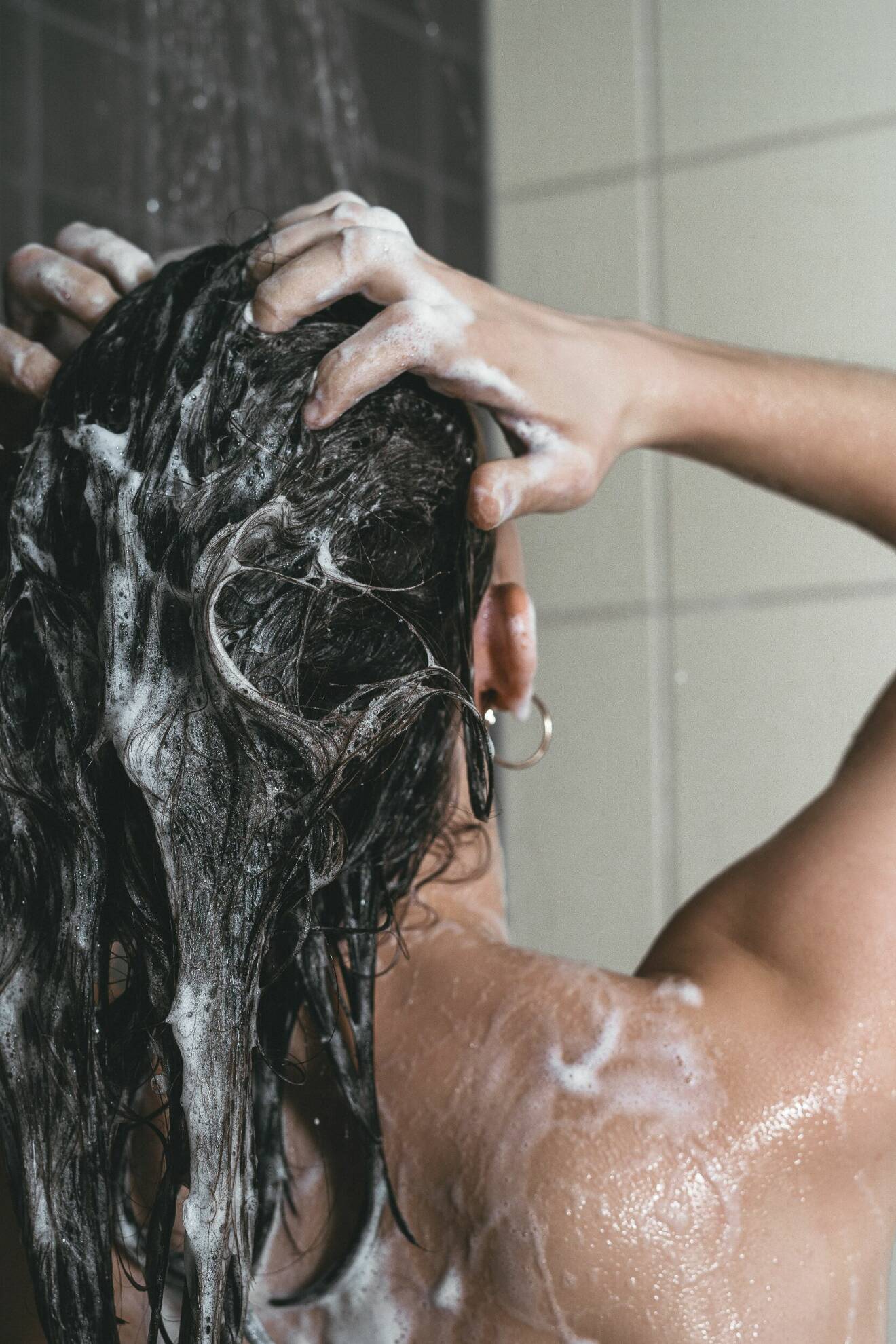 kvinna som tvättar håret