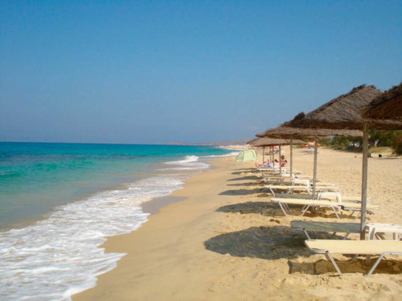 Fantastiska stranden Plaka på Naxos.