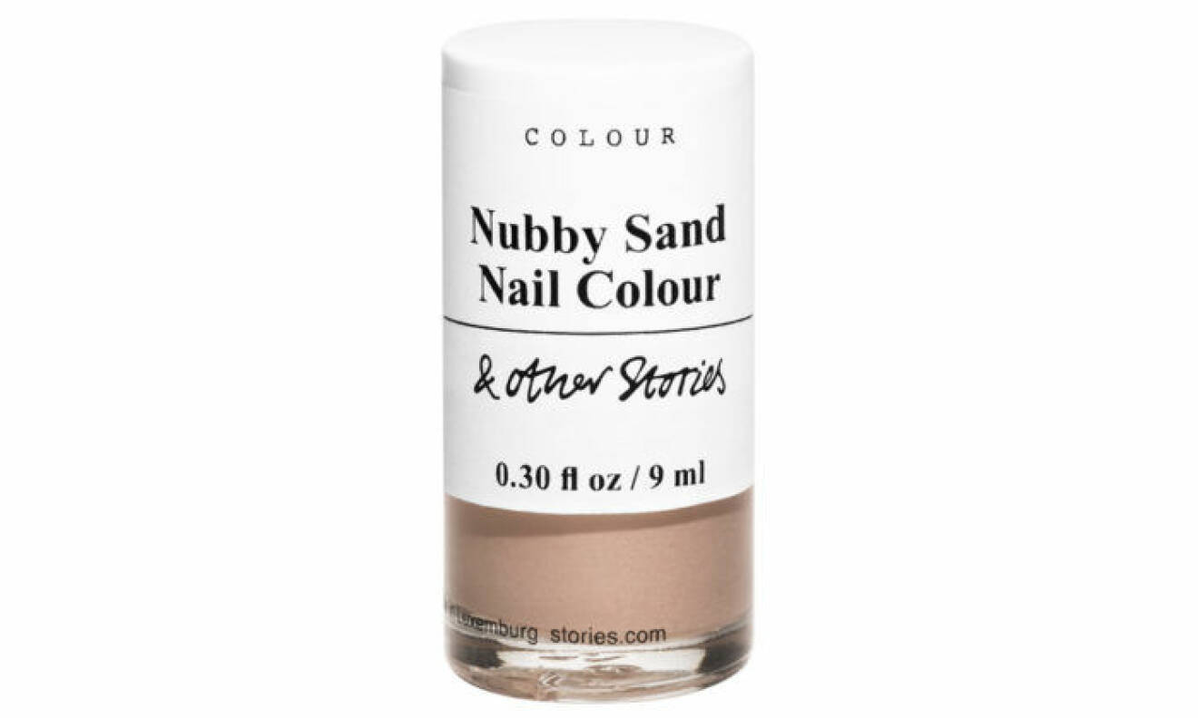 Nail Colour i Nubby Sand från & Other Stories skimrar fint i en skir sandton.  Ca 70 kr. 