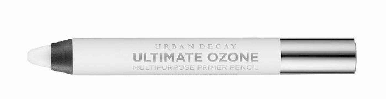 Grundmåla med Urban Decays smarta penna Ultimate Ozone Multipurpose Primer Pencil. Den ser till att läppstiftet inte flyter utanför konturen eller att färgen försvinner. Ca 145 kr. 