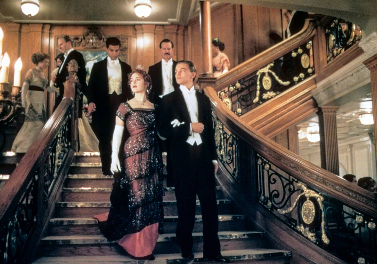 Kate Winslet och Leonardo DiCaprio går ner för trappan under inspelningen av Titanic.