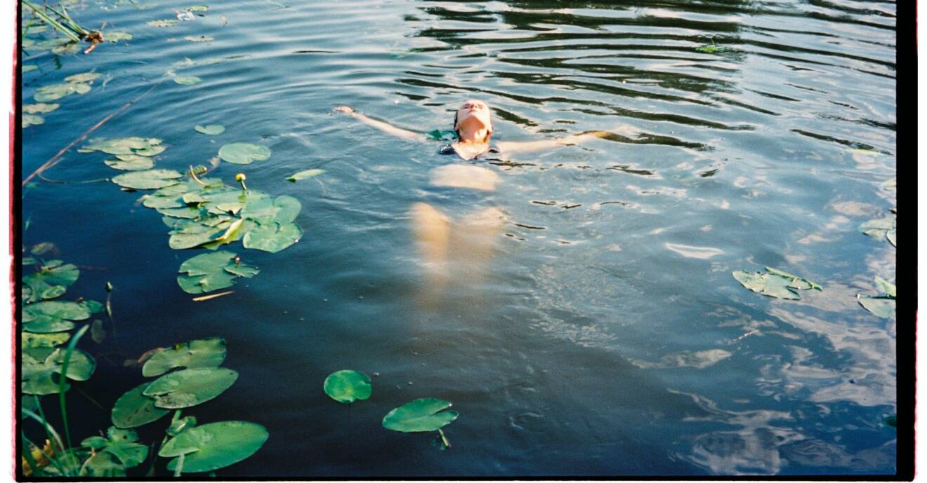 kvinna som svalkar sig i vattnet