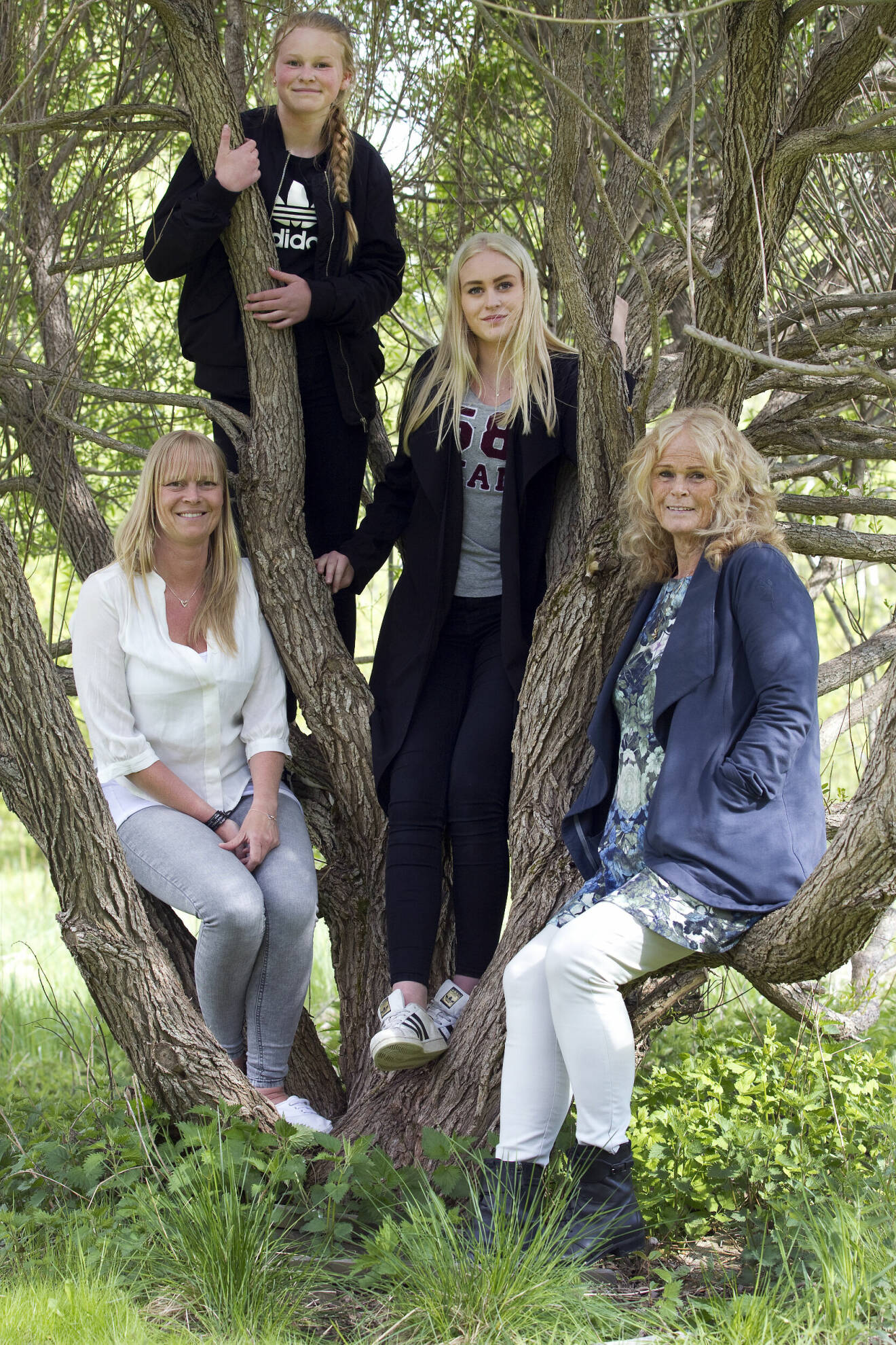Ulla-Maria Andersson med dottern Sofie och barnbarnen Johanna och Emma.