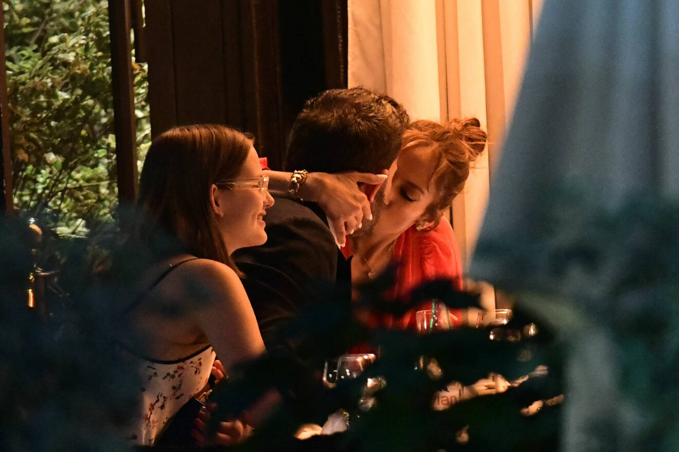 Jennifer Lopez och Ben Affleck på bröllopsresa i Paris