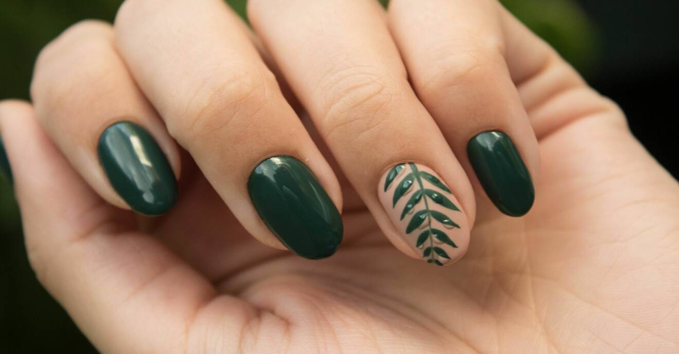 gröna naglar med bladdetaljer
