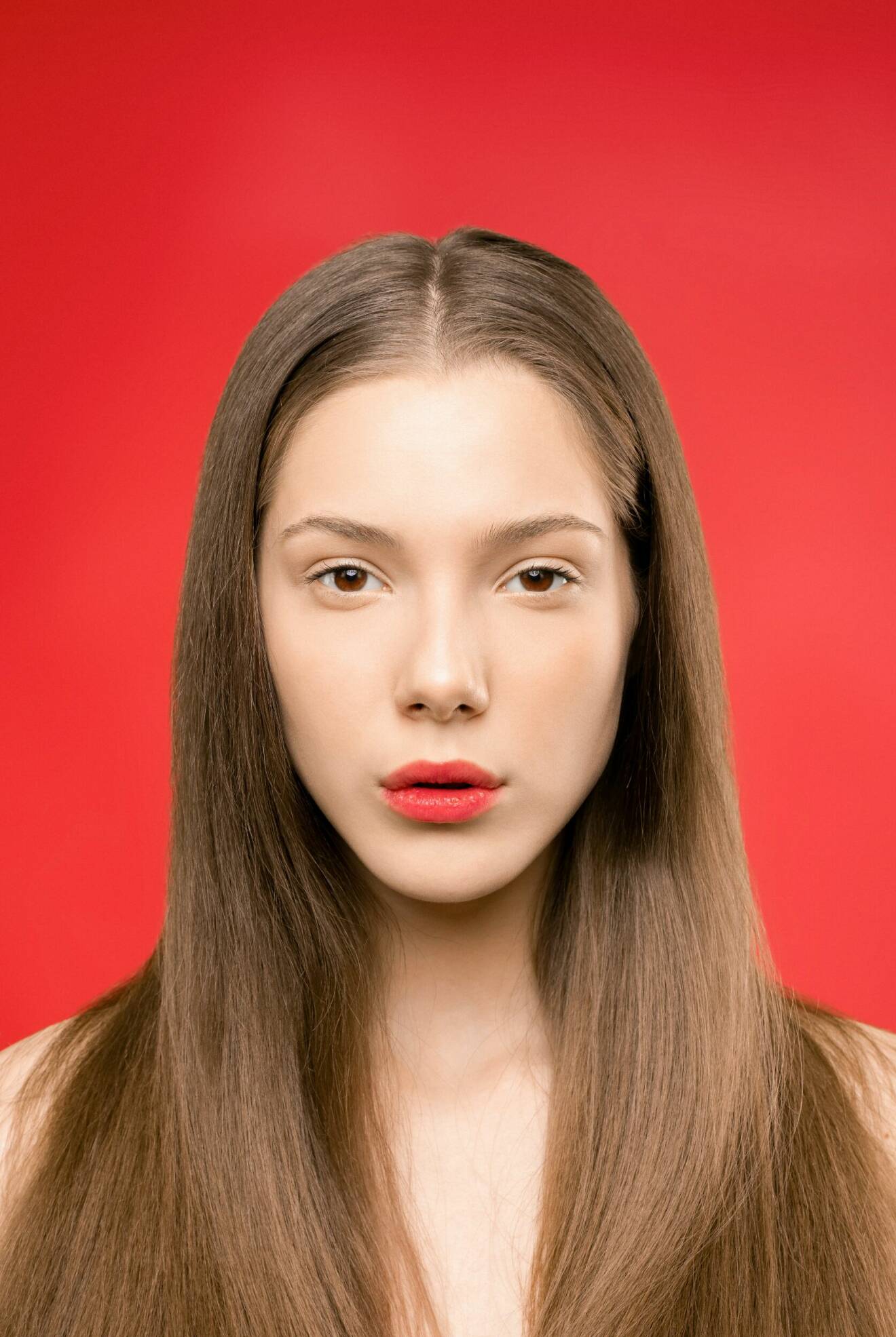 kvinna med lysande rödmålade läppar