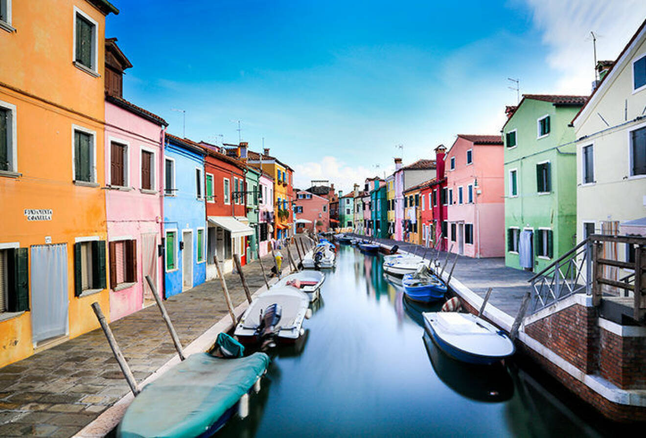 Burano utanför Venedig i Italien är färgglatt och vackert