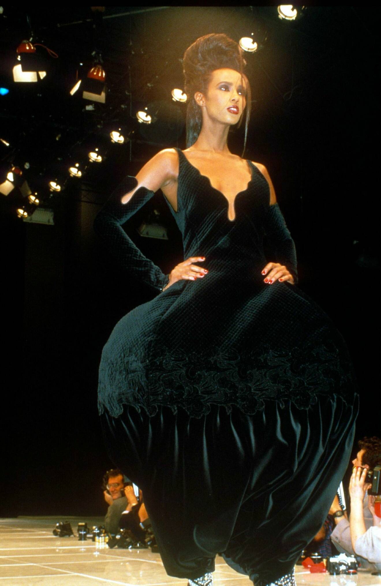 Iman på catwalken för Versace under modeveckan i Milano, sommaren 1988.