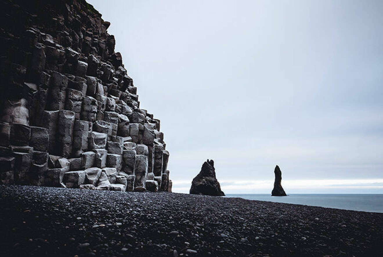 Reynisfjara är en svart strand på Island som ofta syns på Instagram