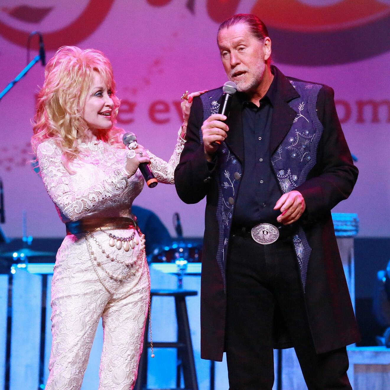 Dolly Parton och brodern Randy Parton tyckte om att stå på scenen tillsammans under åren.