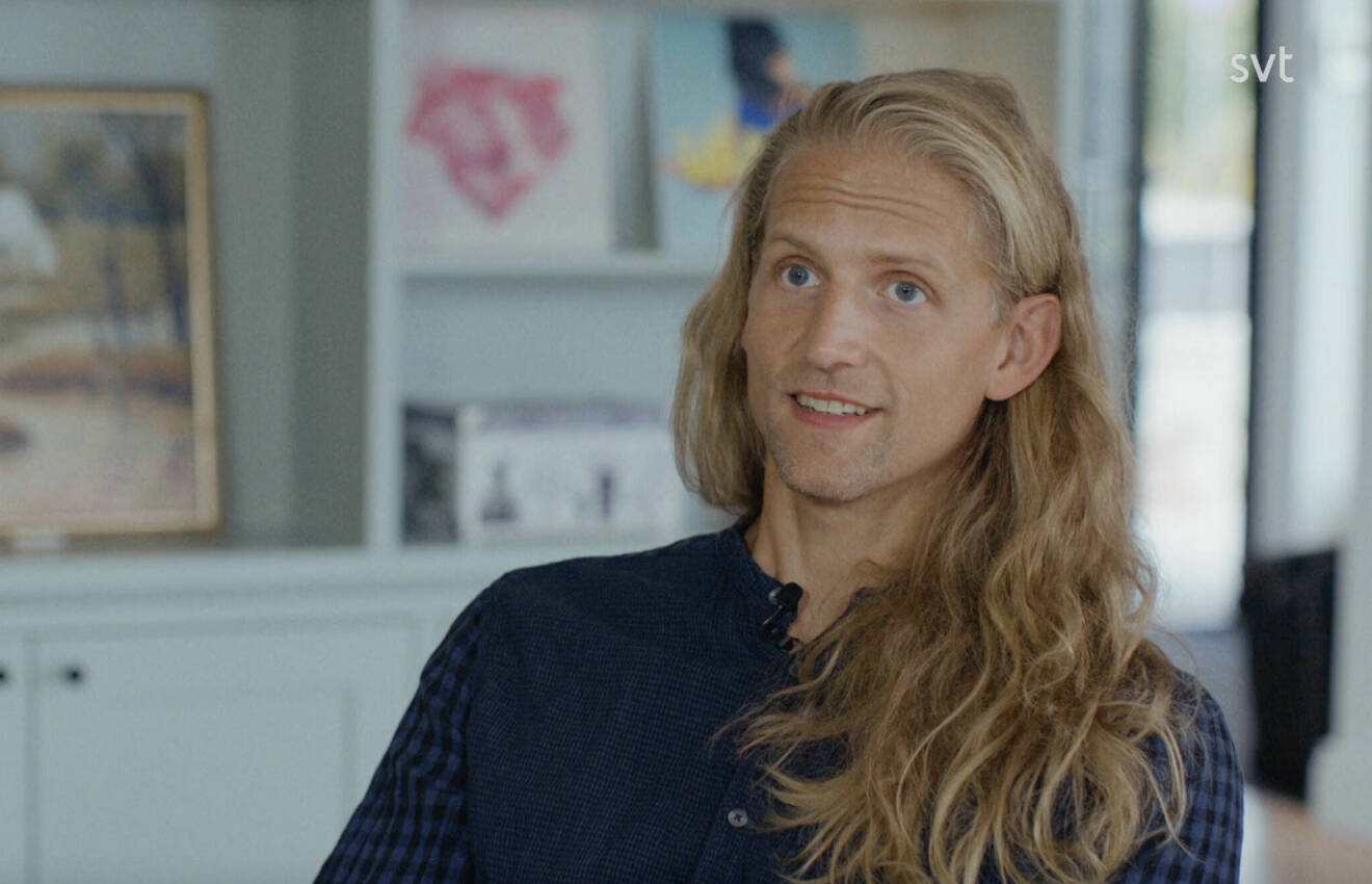 Så här ser Gustaf ut i dag. I SVT:s dokumentär, som spelades in sommaren 2022, berättar han om första gången han träffade Laleh – han småler busigt när han återger kärlekssagans start!