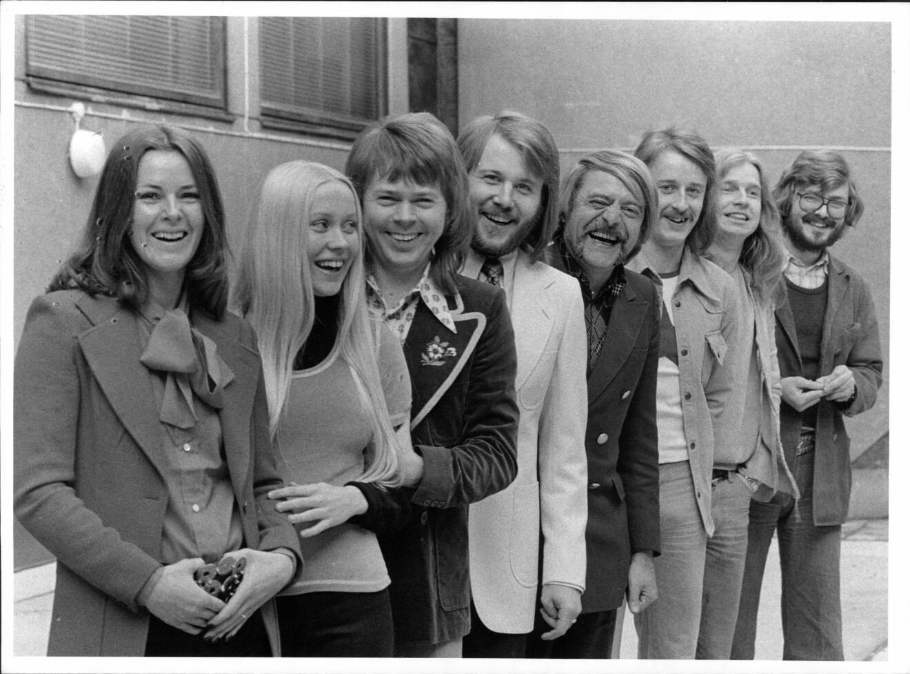 Under karriären har Janne Schaffer medverkat på omkring 50 låtar tillsammans med Sveriges mest kända band internationellt; Abba. Här på bild tillsammans med badnmedlemmarna i förgrunden år 1973. Janne står som nummer två från höger.
